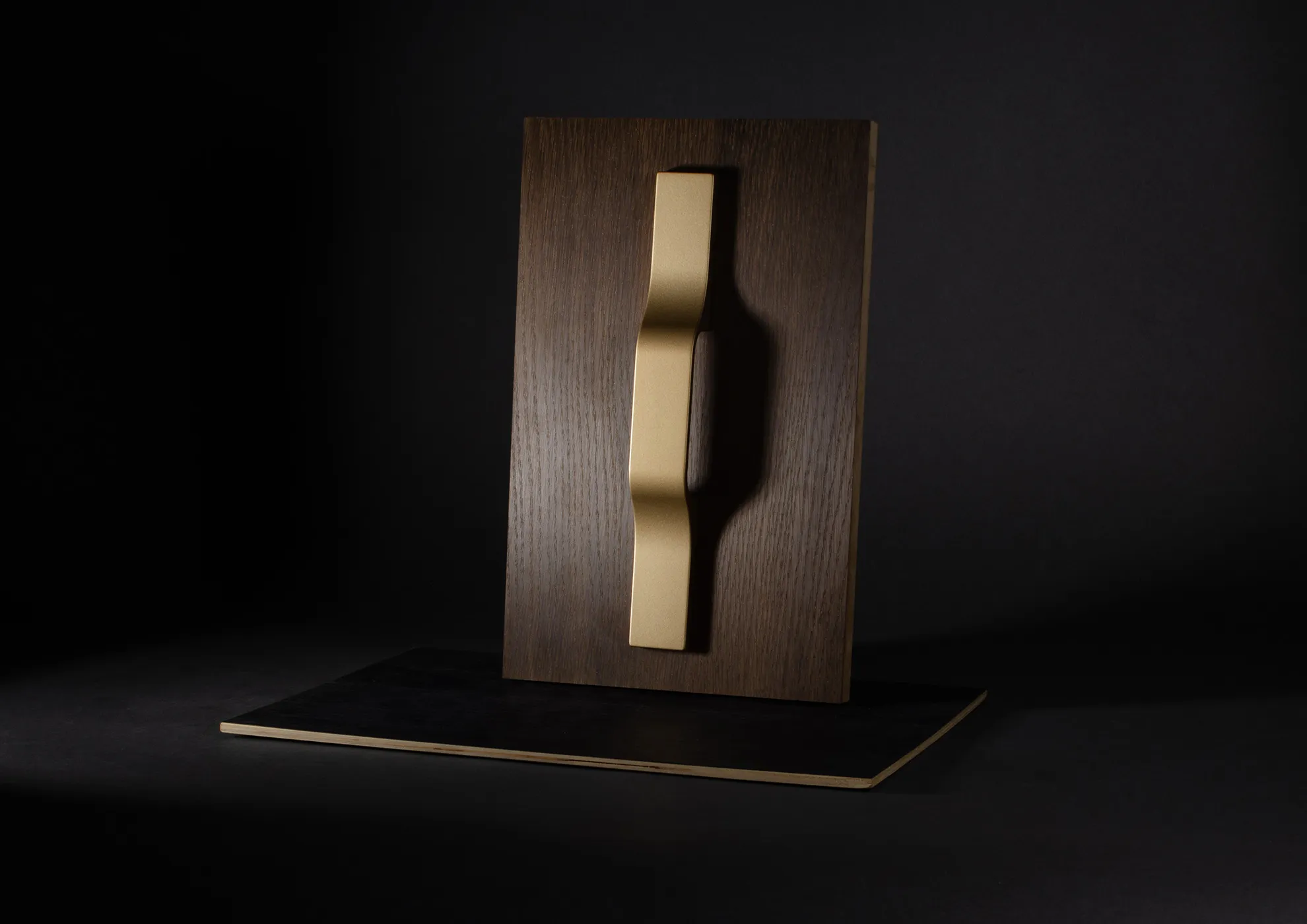 Complete range of solvent-based metallized enamels with luminous metallized final effect.