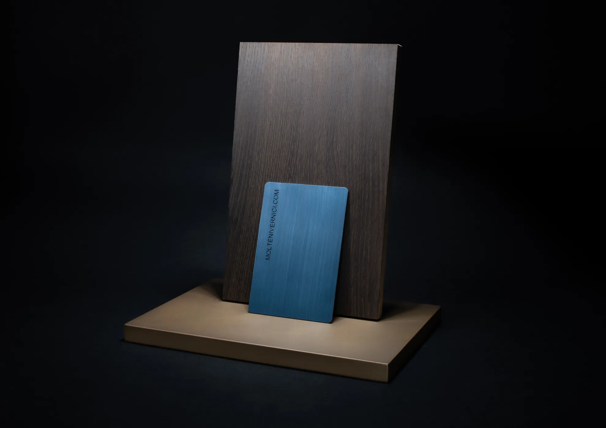 Ciclo de pintura a imitación del verdadero jeans. Acabado capaz de encontrar largo empleo en el campo del design y del mobiliario.