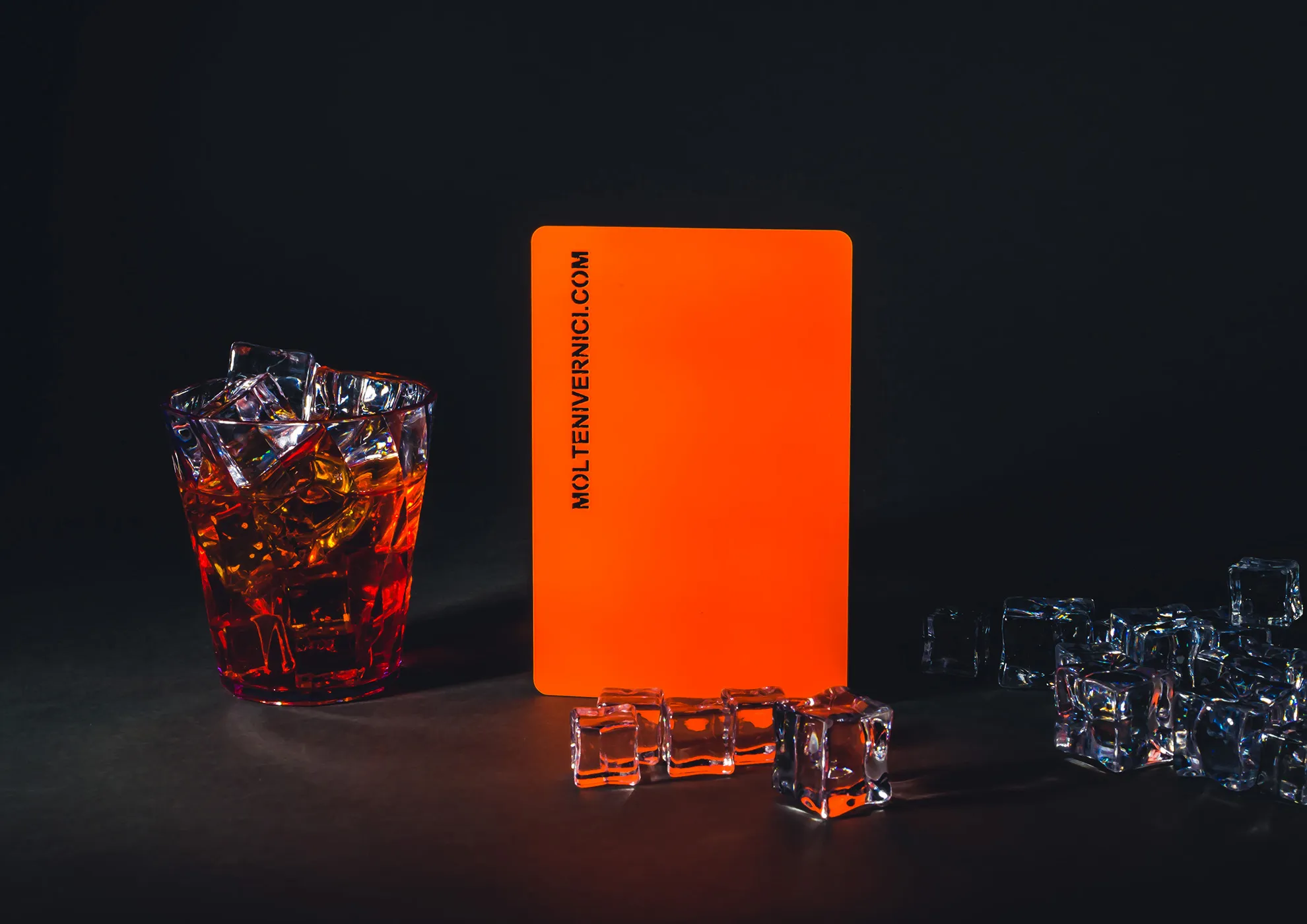 Smalti Fluo™, una serie de pinturas fluorescentes al agua de alto brillo con un design atractivo para acabados de valor con efecto fluorescente.