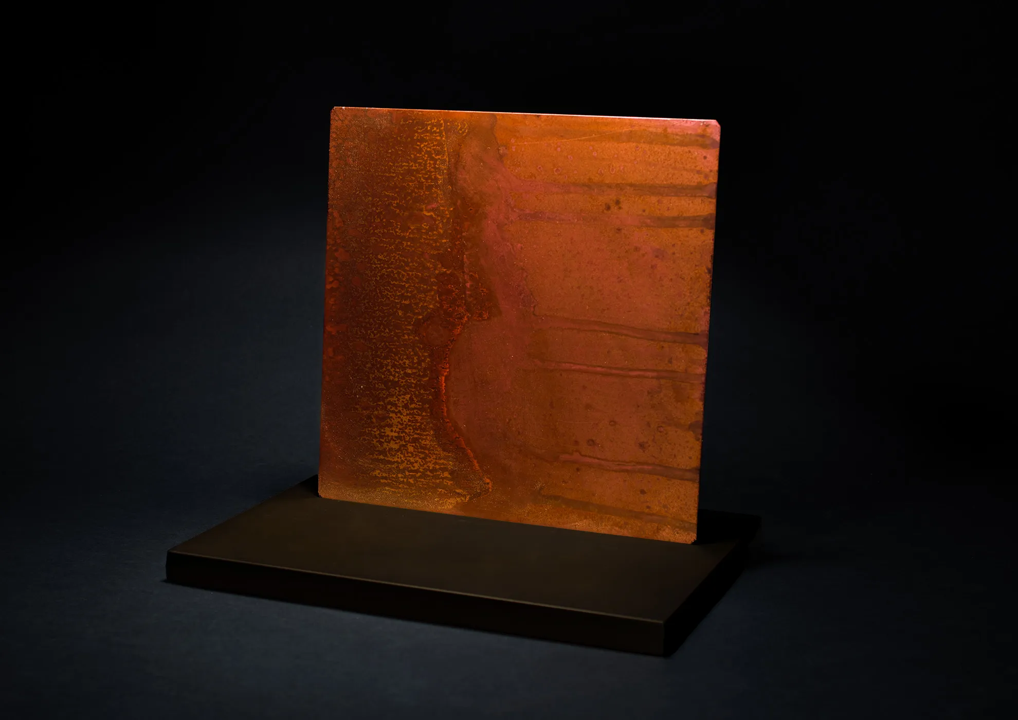 Producto listo para usar aplicable exclusivamente sobre soportes de acero Corten, específico para ambientes exteriores y altamente resistente al desgaste.