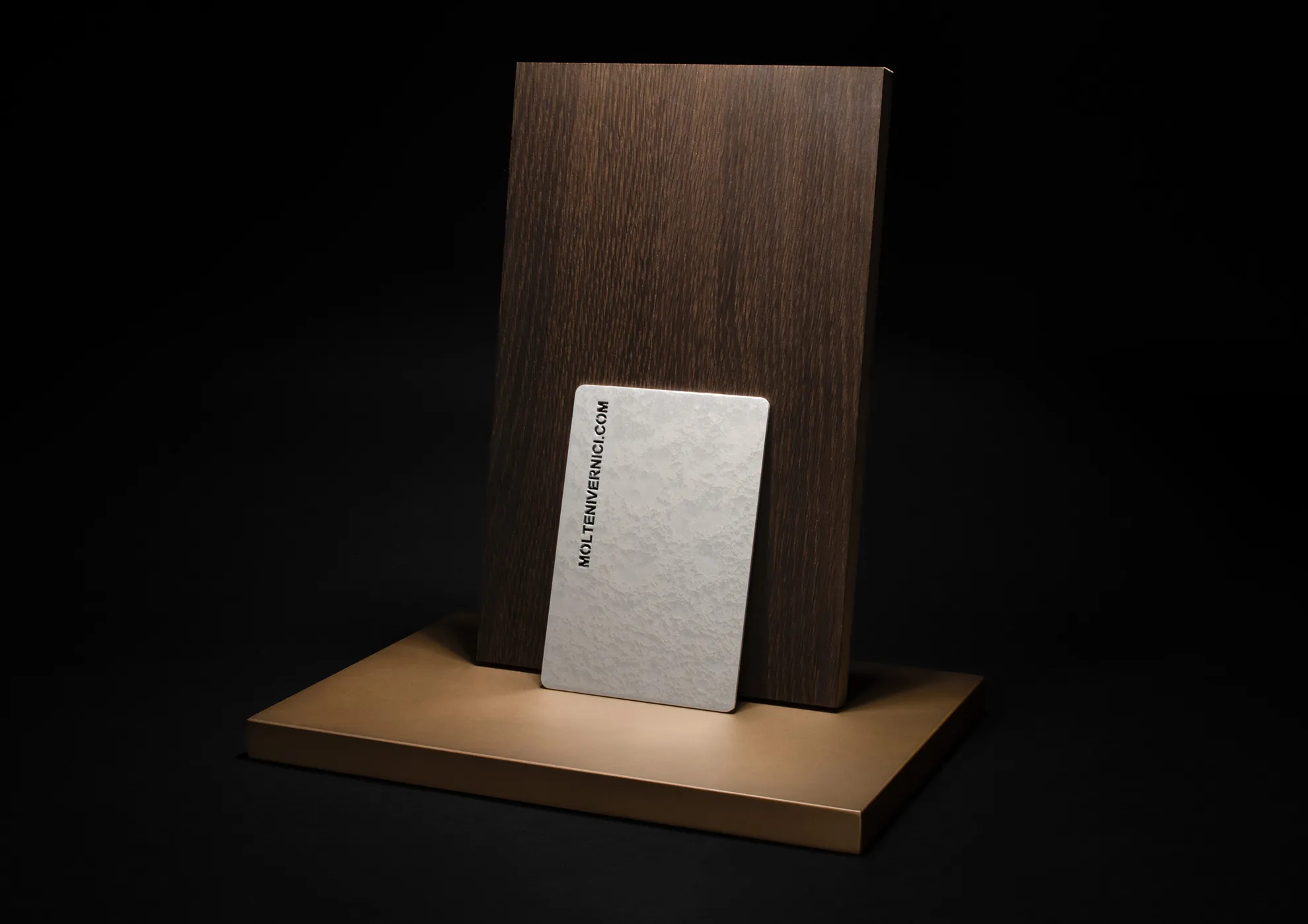 Nacido de Molteni Vernici el nuevo acabado PERLA AKOYA™, creado para reproducir el maravilloso efecto de la perla natural.