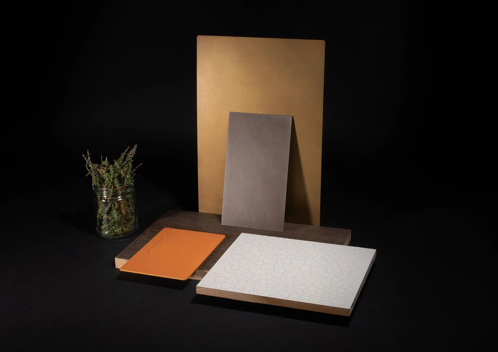Molteni Vernici presenta el nuevo acabado completamente material, tridimensional y suave al tacto, que reproduce una cáscara de huevo orgánica natural.