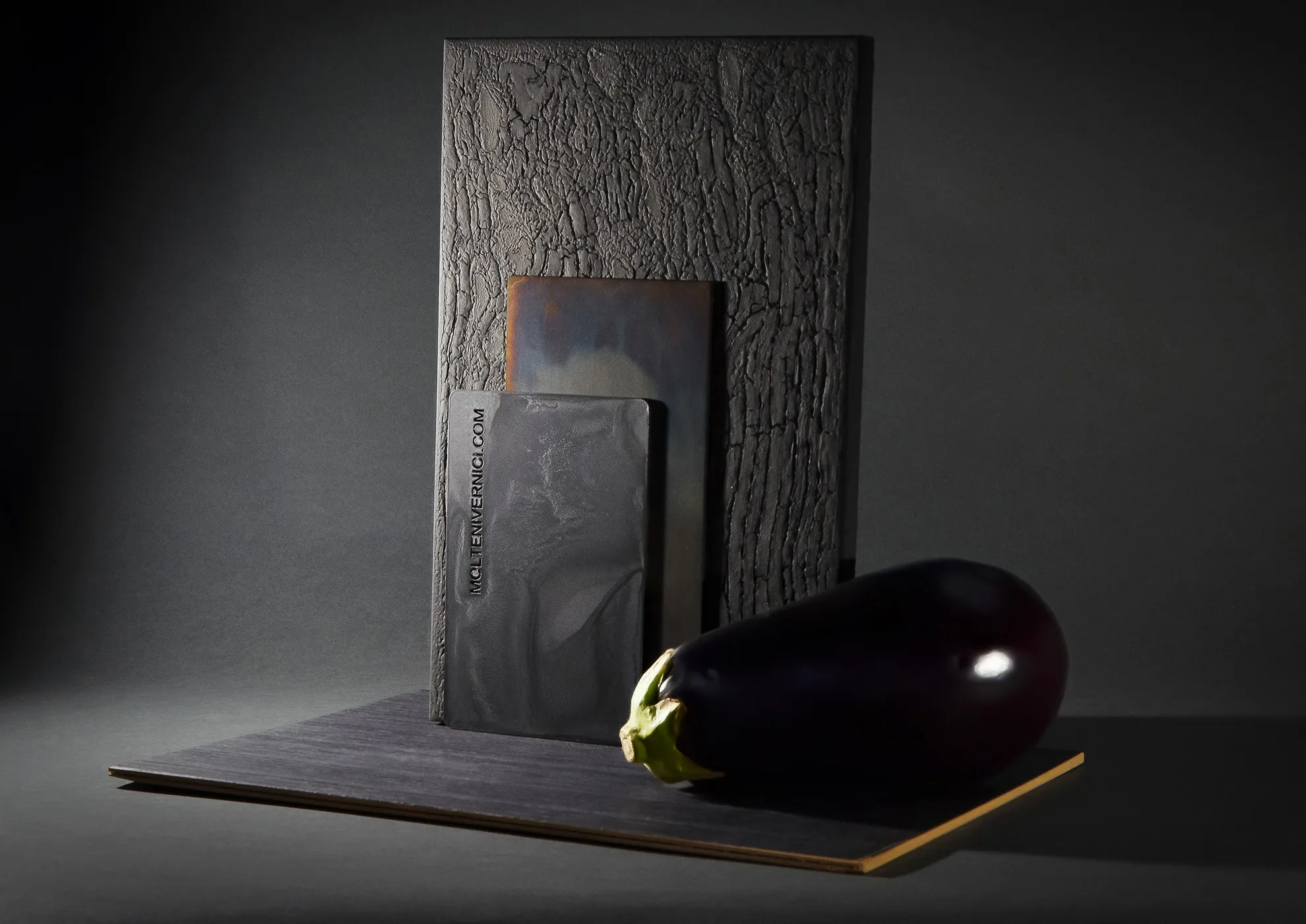 Barniz Madera Carbonizada™: un acabado único capaz de hacer de cualquier superficie una verdadera superficie de madera natural carbonizada.