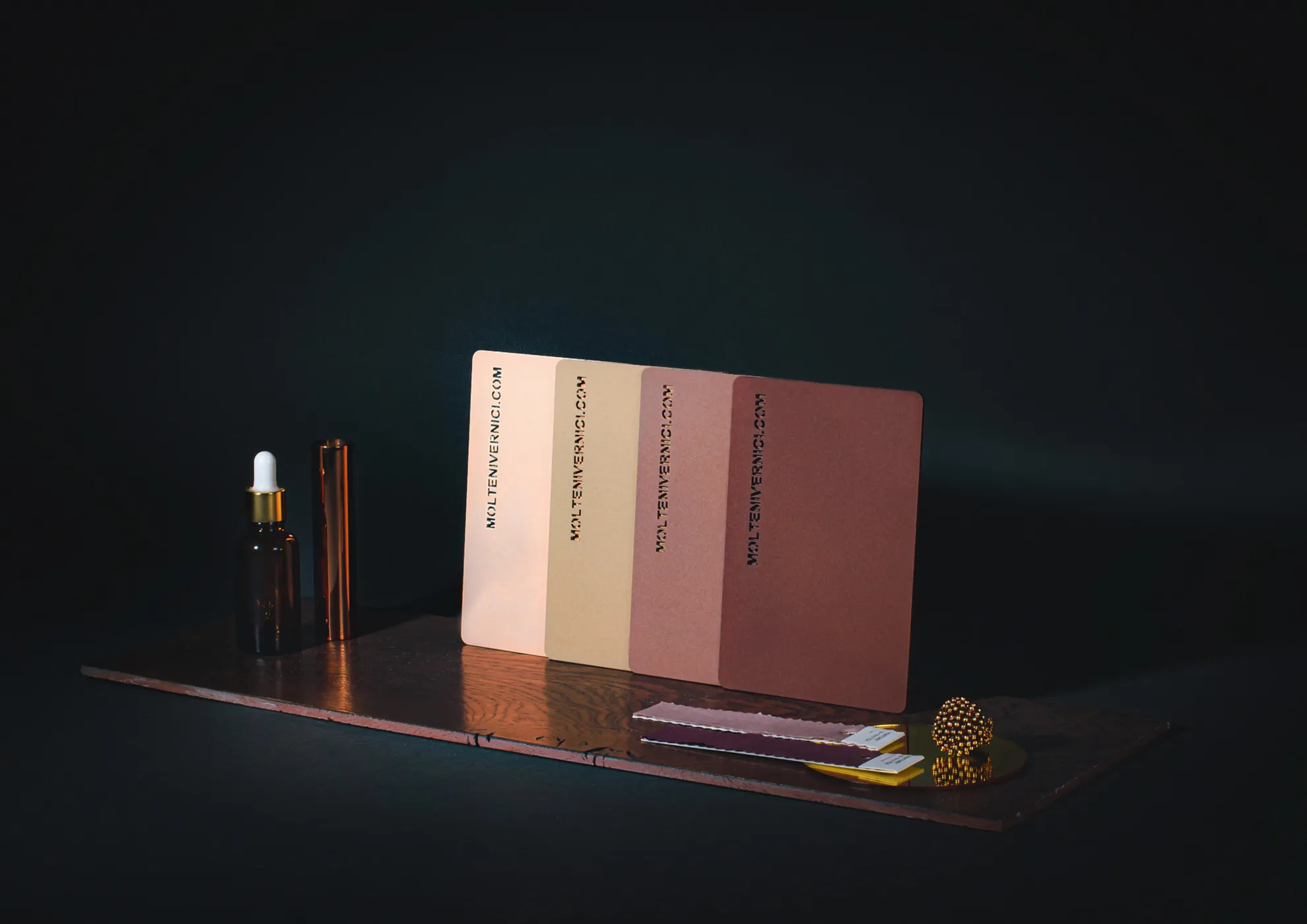 Barniz especial a efecto terciopelo. Nueva gama de pinturas para obtener acabados de valor de efecto suave, terciopelo.