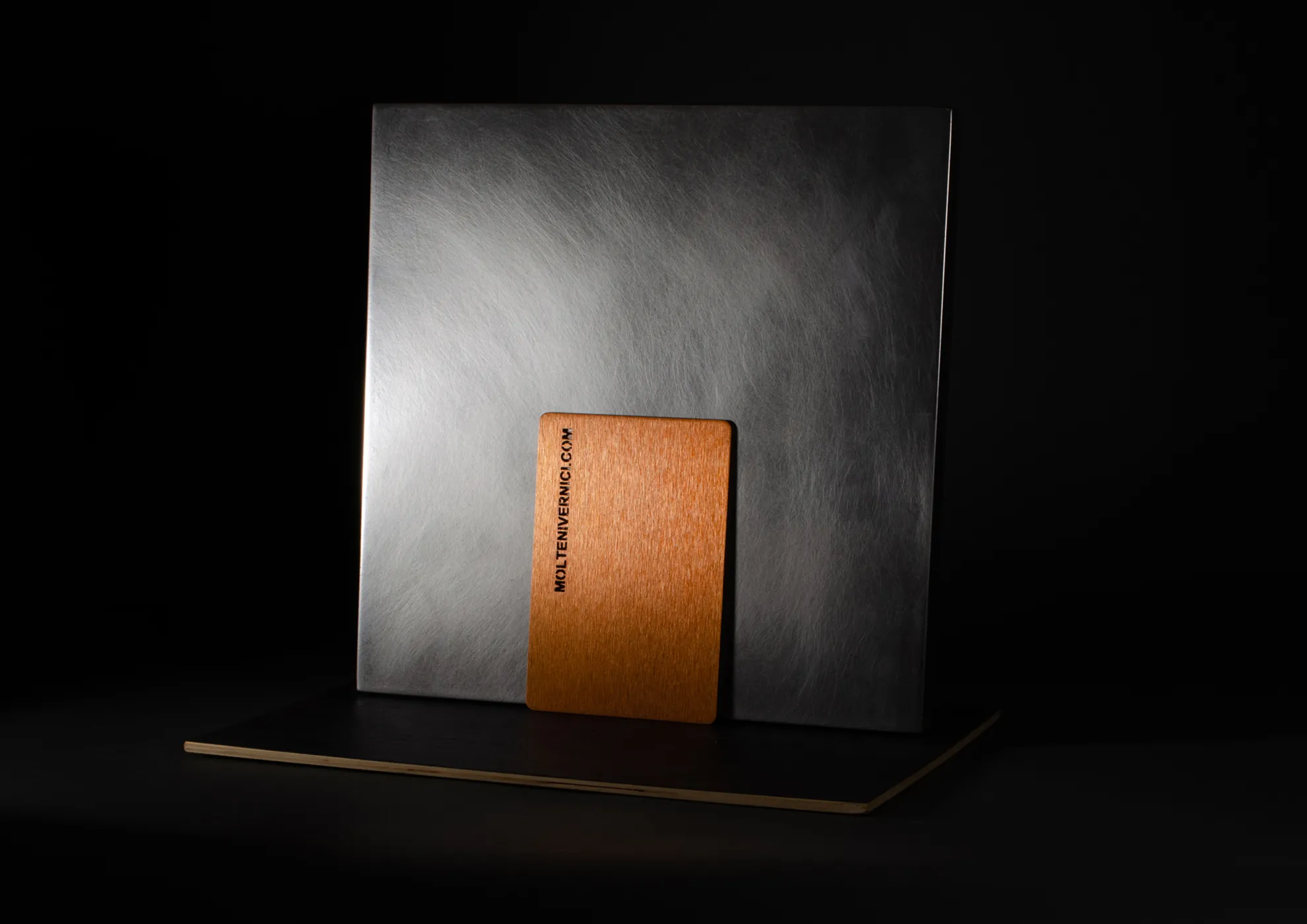 De Molteni Vernici nace la serie NEVER® CIRCLE, esmaltes metálicos a base de solventes en imitación de metales rayados orbitados.