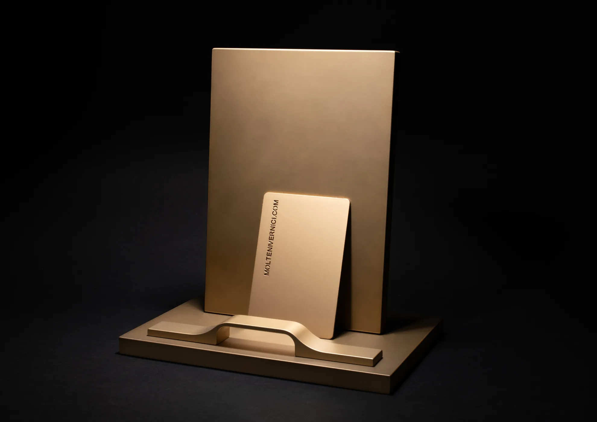 Una gama completa de esmaltes metálicos lisos, una pintura solvente especial para Design y Arquitectura en imitación de acabados galvánicos.