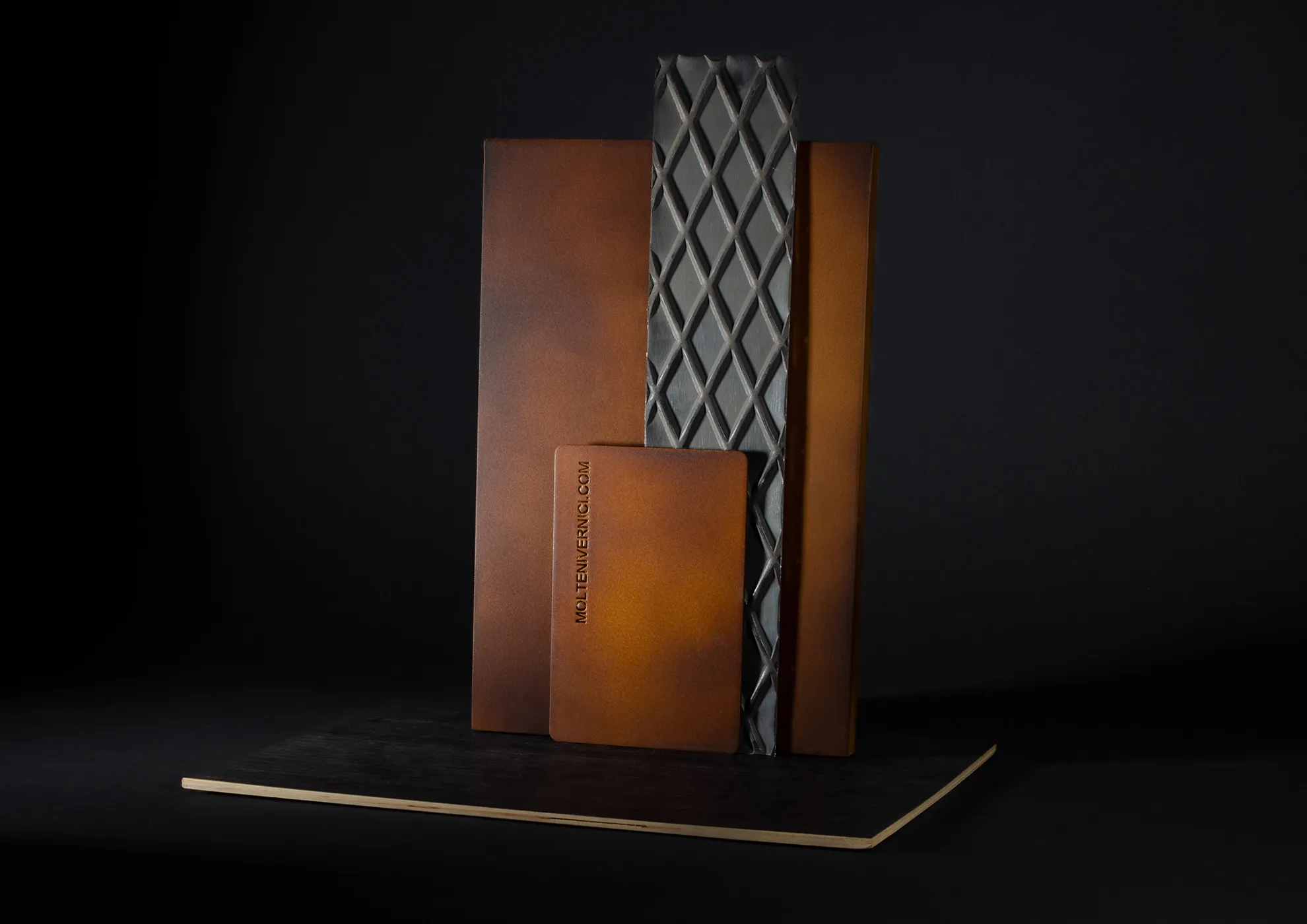 Barniz acabado Corten es un esmalte capaz de conferir la textura corten de la más natural oxidación del verdadero acero corten natural.