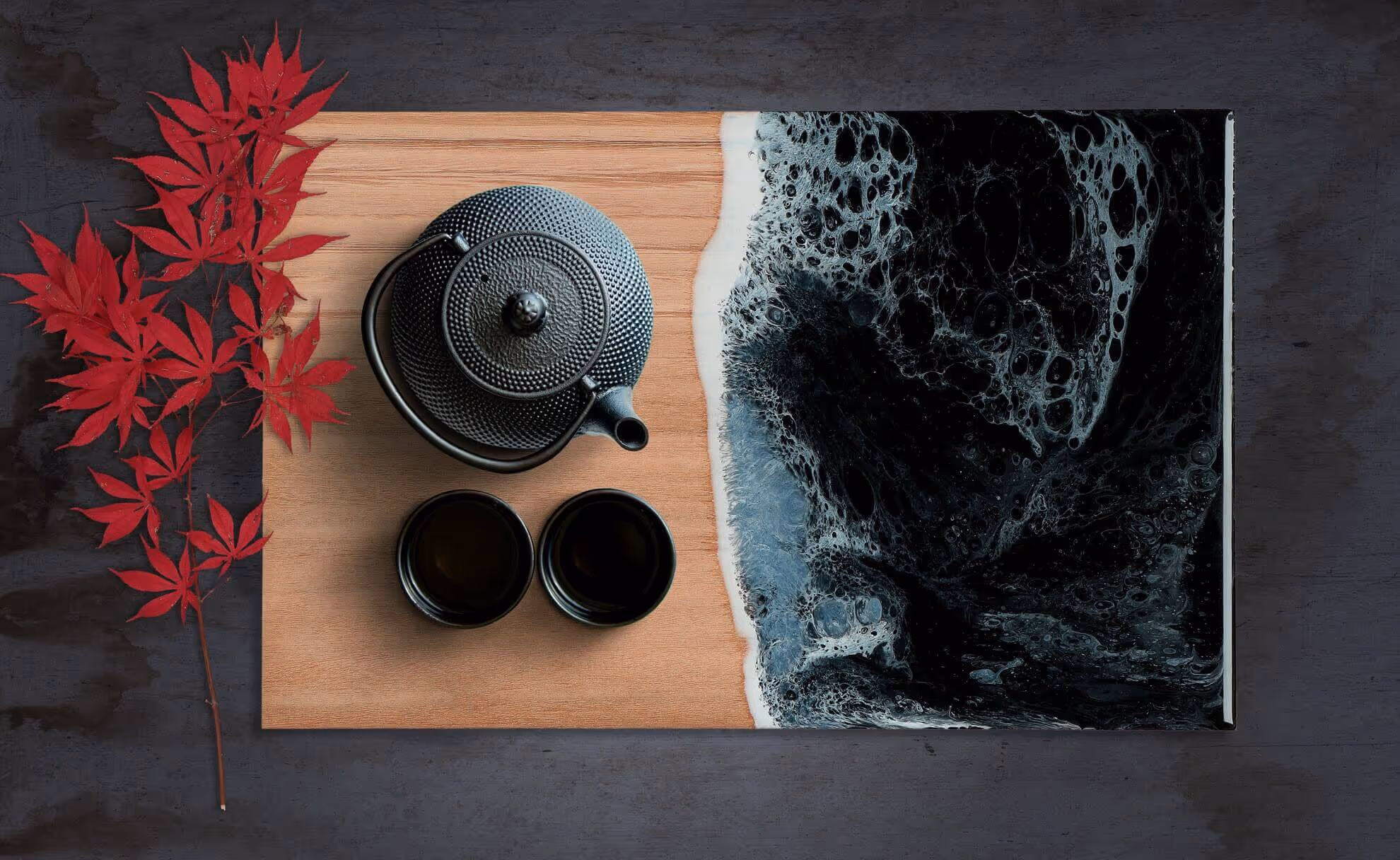 MOLTENI VERNICI: Teiera giapponese con foglie rosse d'acero e arte fluida