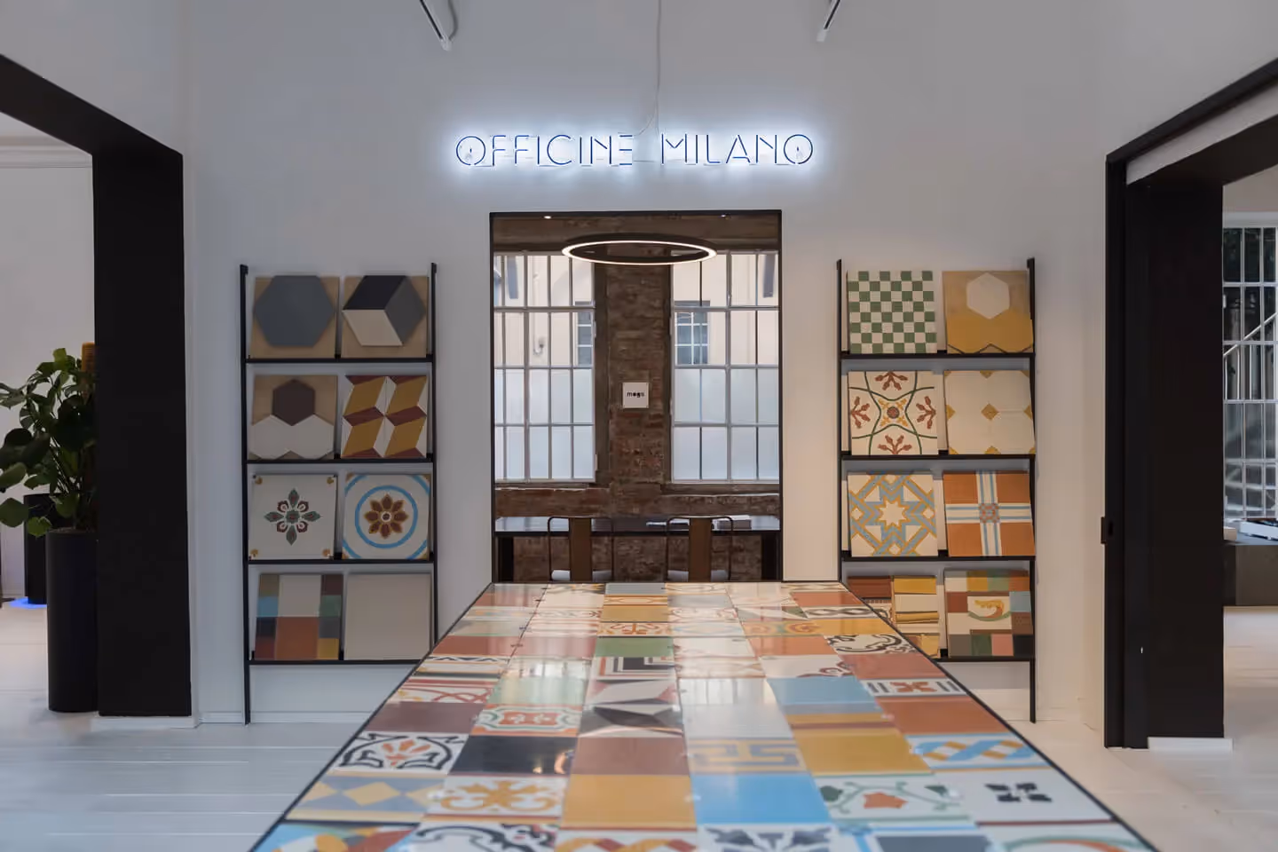 Showroom Officine Milano con piastrelle colorate MOLTENI, VERNICI esposte