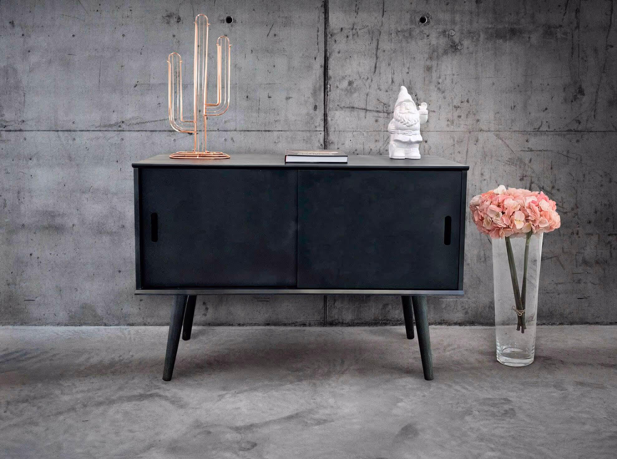 Mobile MOLTENI con cactus in rame, vernici scure e ortensia rosa