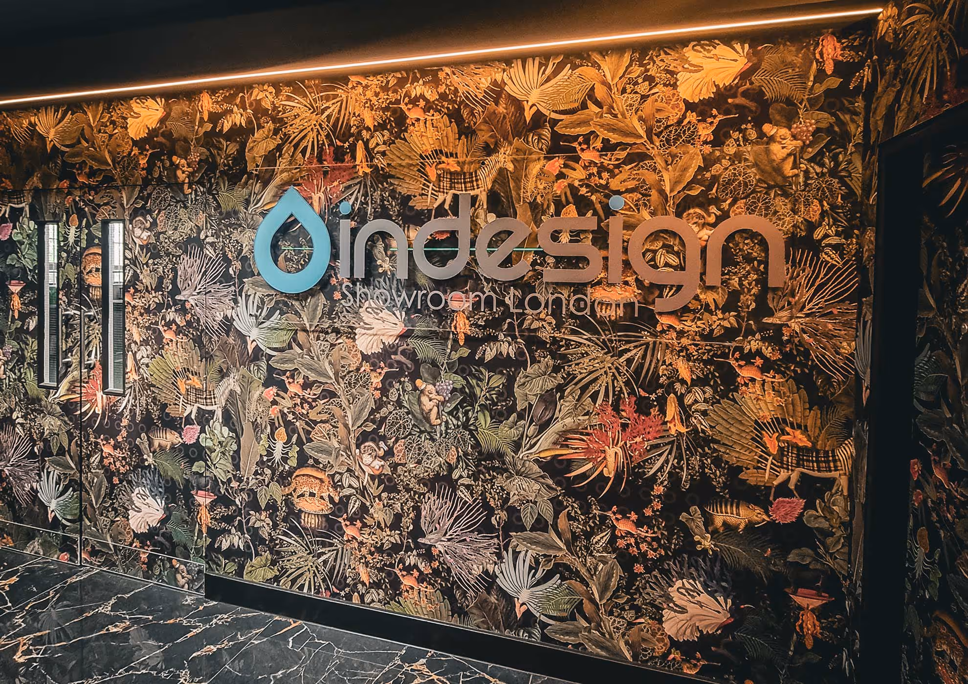 Parete tropicale Indesign con vernici Molteni su sfondo botanico scuro