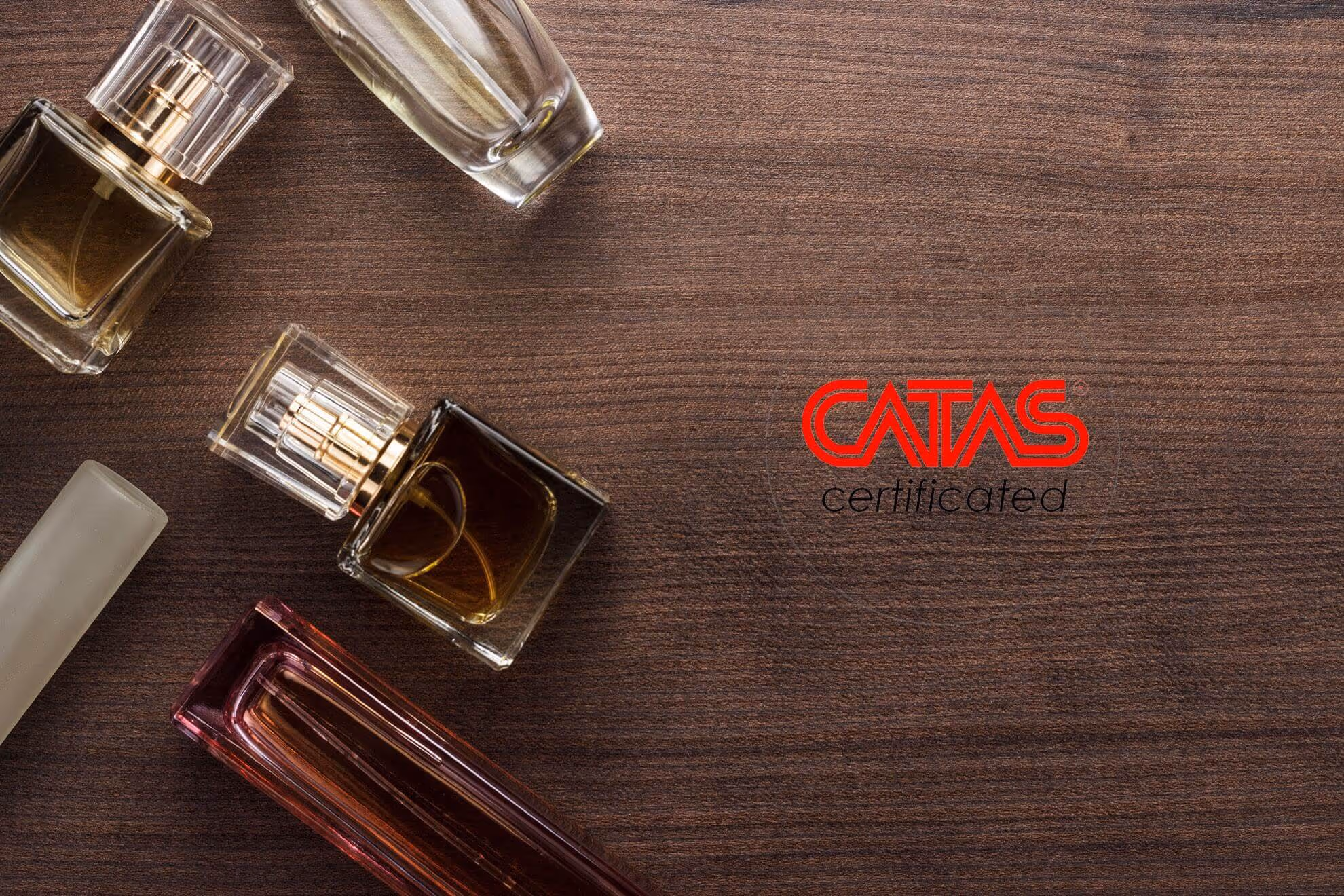 Bottiglie di profumo MOLTENI VERNICI su sfondo in legno con logo CATAS