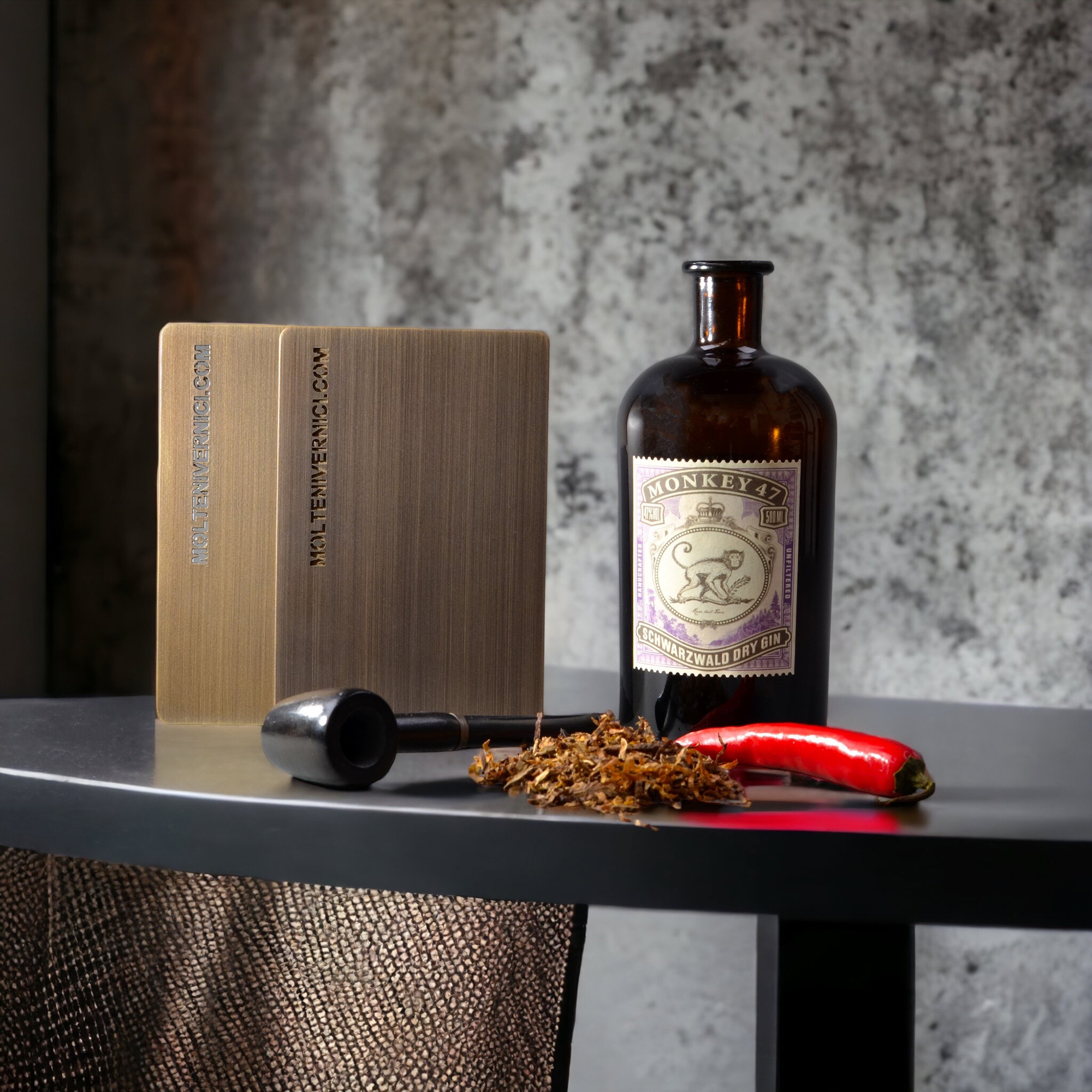 Bouteille de gin Monkey 47 avec tabac, pilon et piment rouge