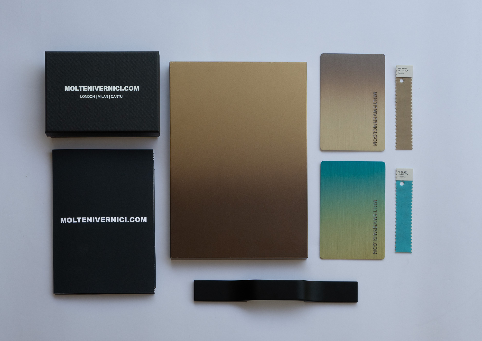 Échantillons de couleurs et boîtes de Moltenivernici avec nuancier design