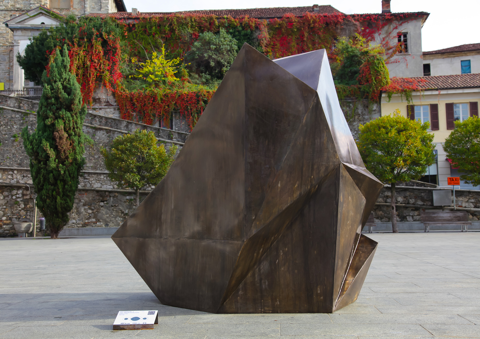 Geometrische Skulptur mit Speziallacke von MOLTENI-VERNICI, made-in-italy