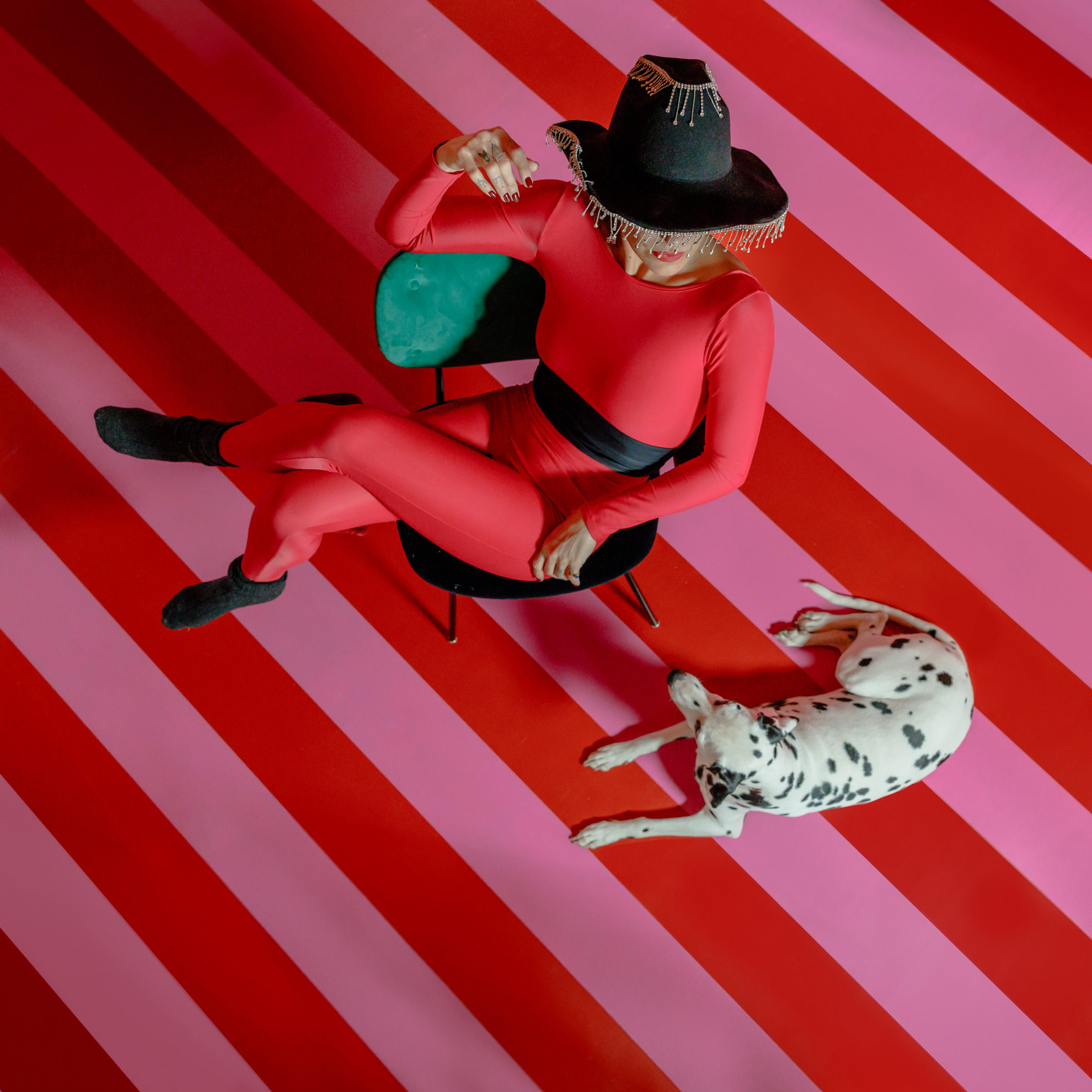 Pinturas especiales MOLTENI-VERNICI: figura roja con sombrero y perro dálmata