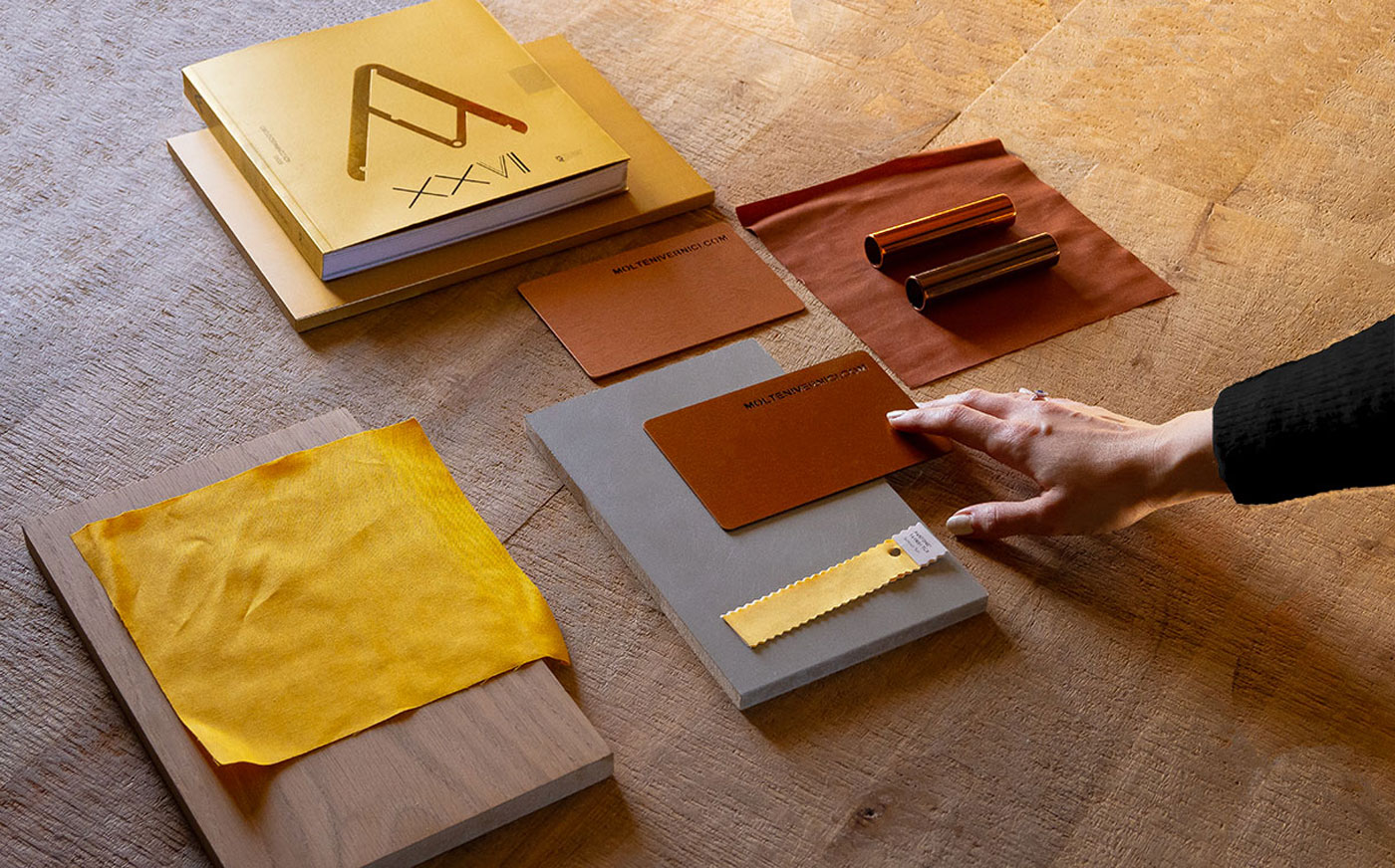 Échantillons de couleurs et matériaux design disposés sur une surface texturée