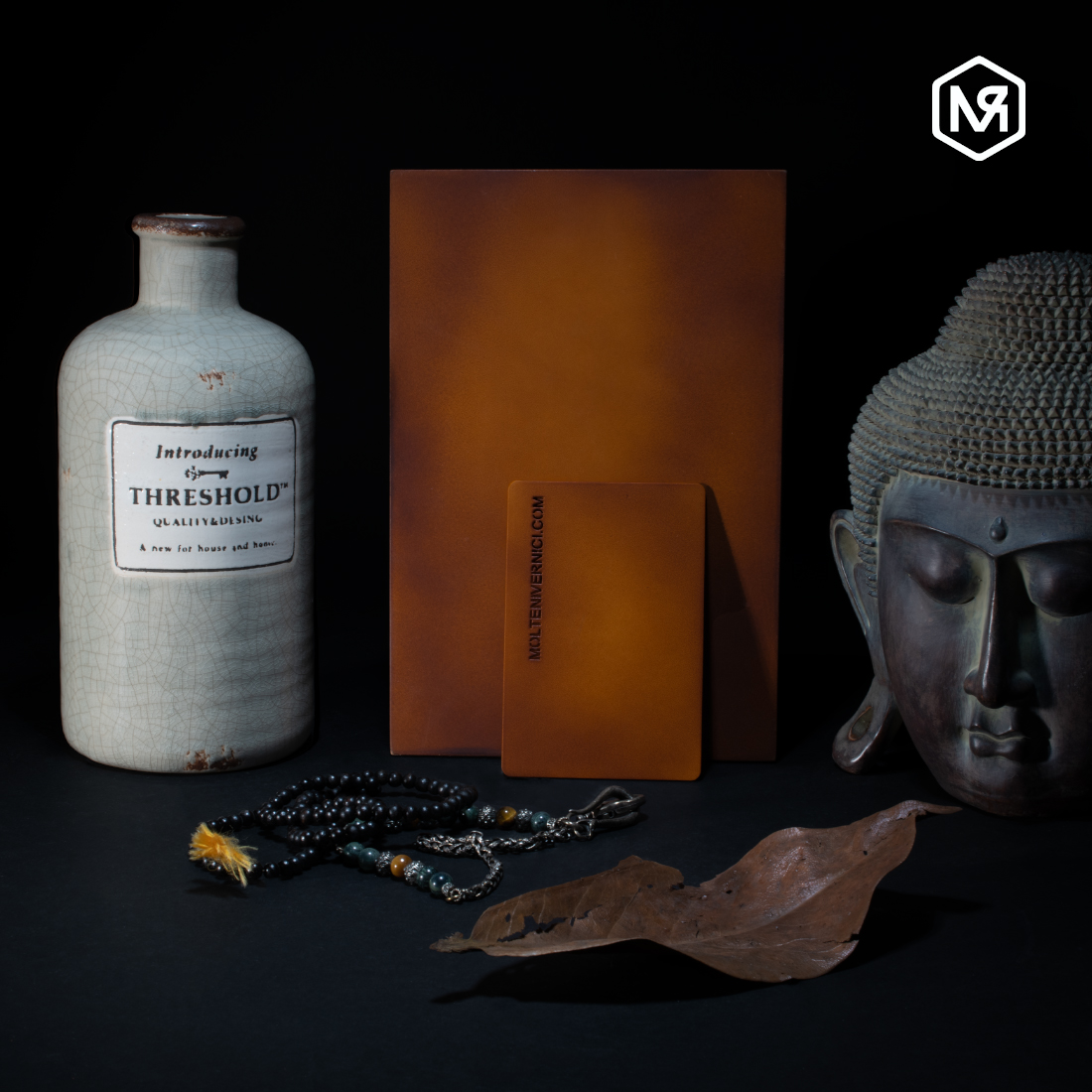 Pinturas especiales MOLTENI-VERNICI con objetos decorativos y botella Threshold
