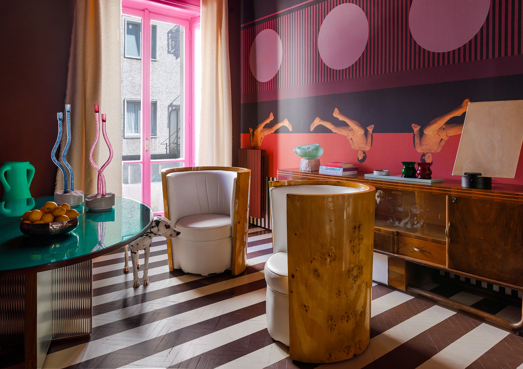 Habitación colorida con perro dálmata, muebles vintage y decoración artística
