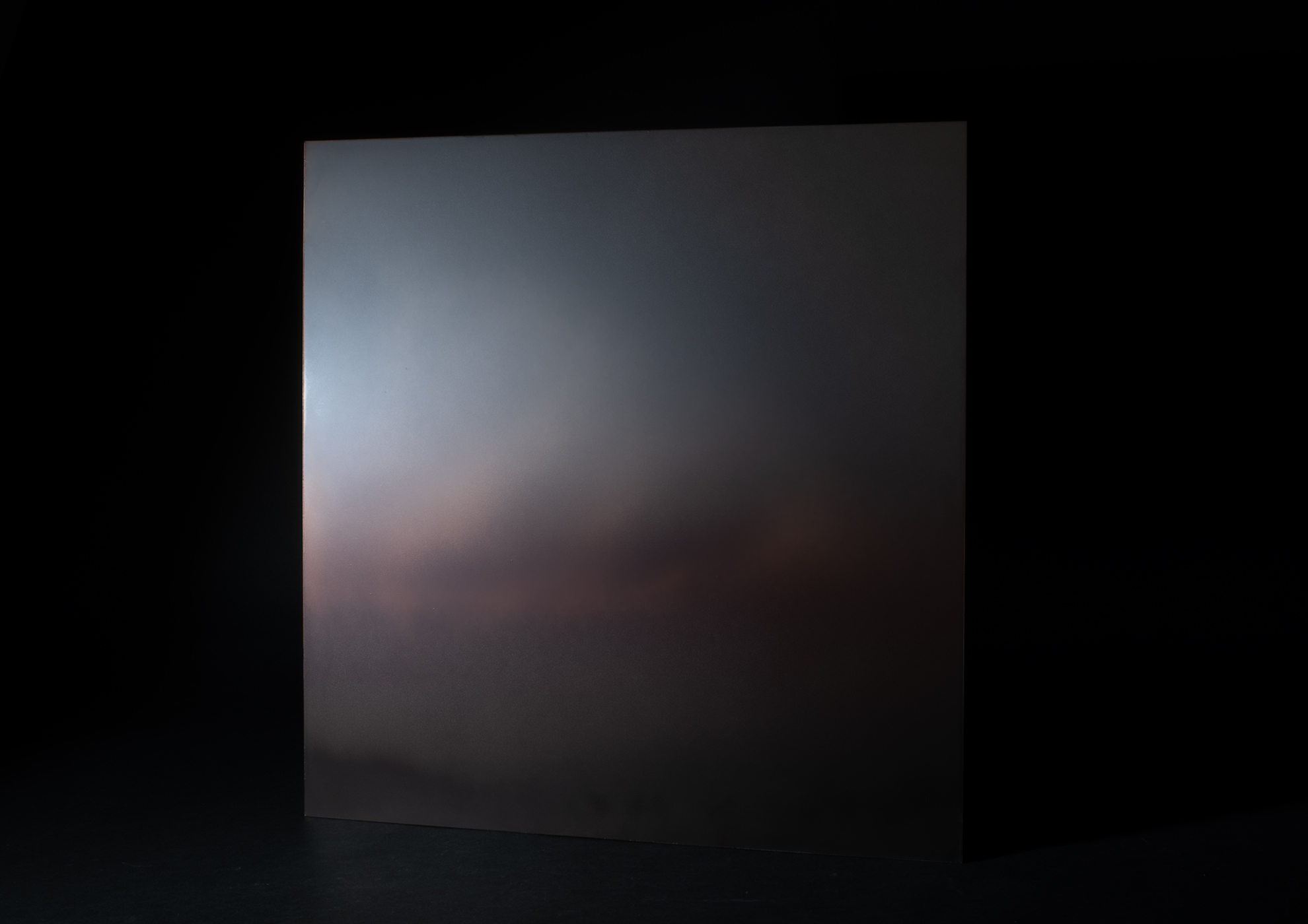 Carré dégradé sombre avec des nuances de gris et de rose subtil