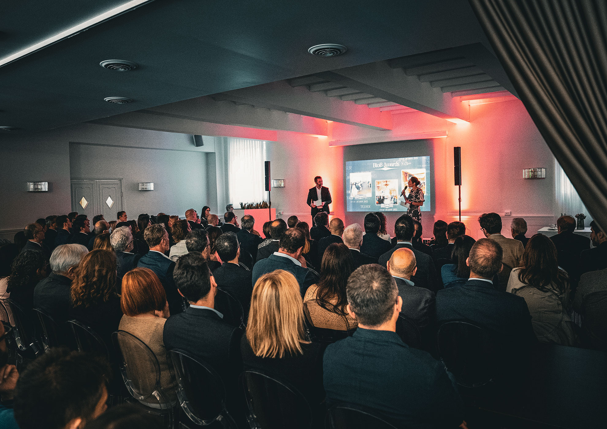Speziallacke MOLTENI-VERNICI Präsentation, made-in-italy Konferenz mit Publikum