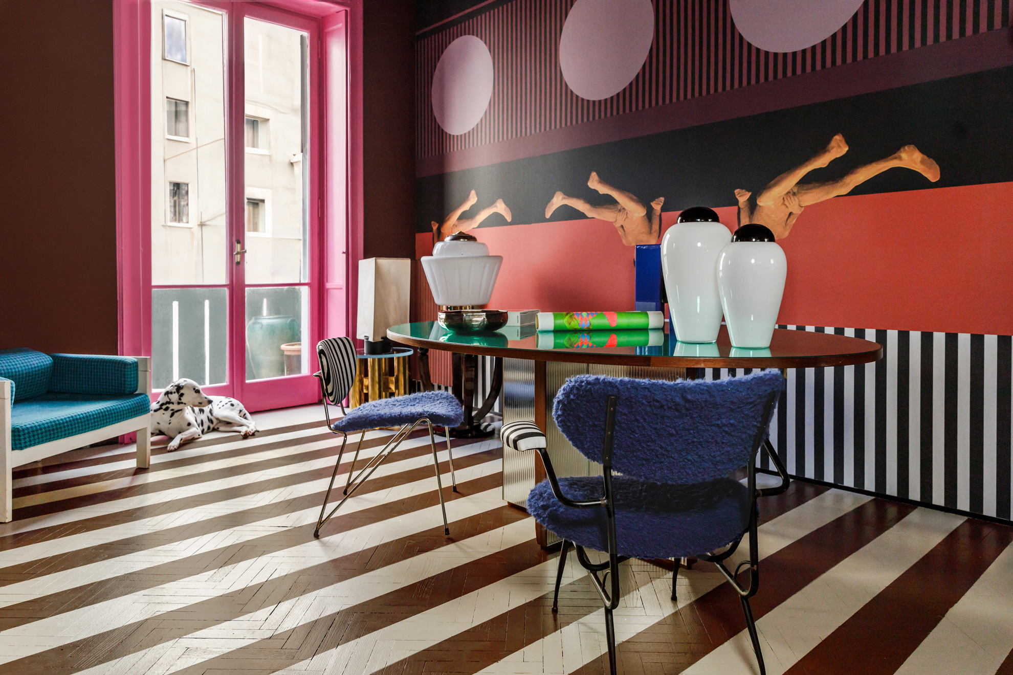 MOLTENI-VERNICI peintures spéciales : intérieur design avec chien dalmatien