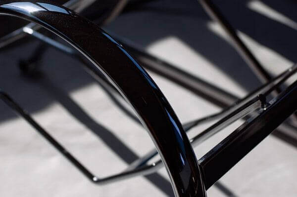 MOLTENI VERNICI: pinturas especiales reflejadas en curvas metálicas brillantes