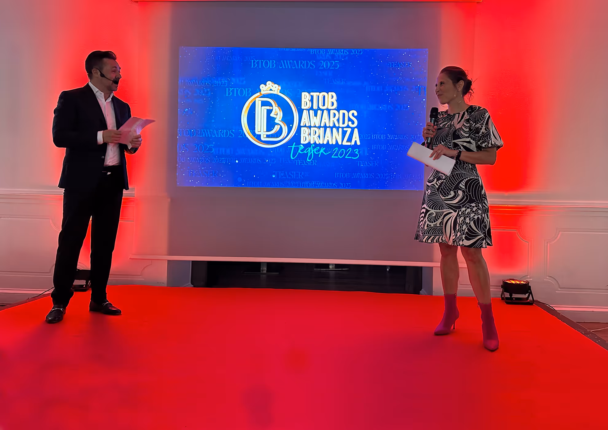 Presentatori sul palco dei BTOB Awards Brianza 2023 con vernici MOLTENI