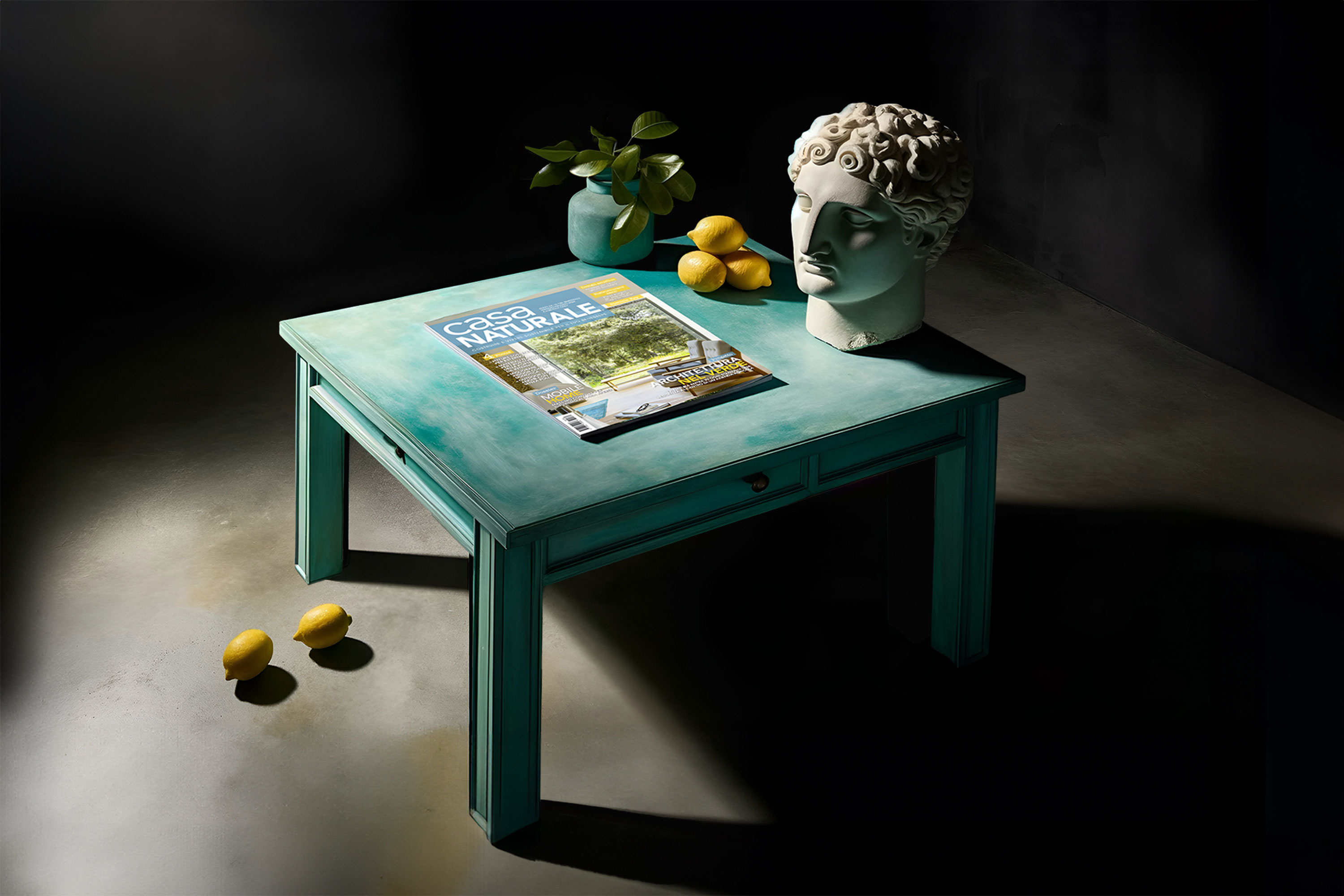 Table turquoise MOLTENI-VERNICI avec magazine, citrons et buste, peintures spéciales
