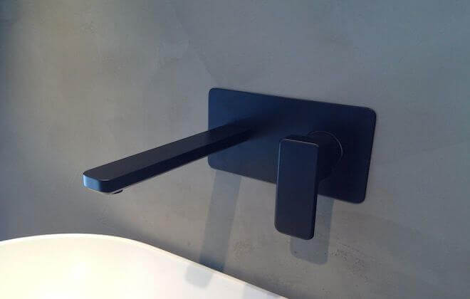 Grifo negro moderno de MOLTENI VERNICI, pinturas especiales para baño minimalista