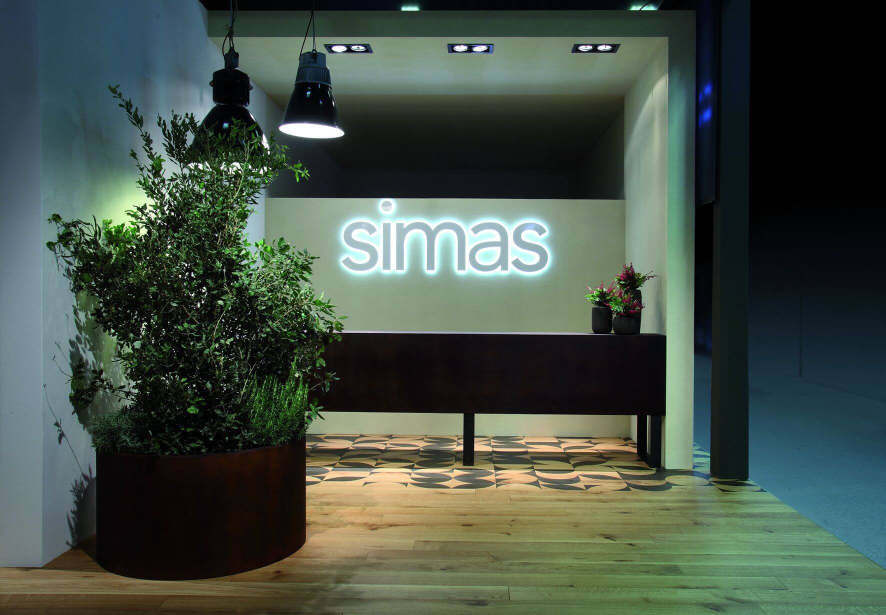 Espacio de Simas con plantas, luces y logo, MOLTENI VERNICI pinturas especiales