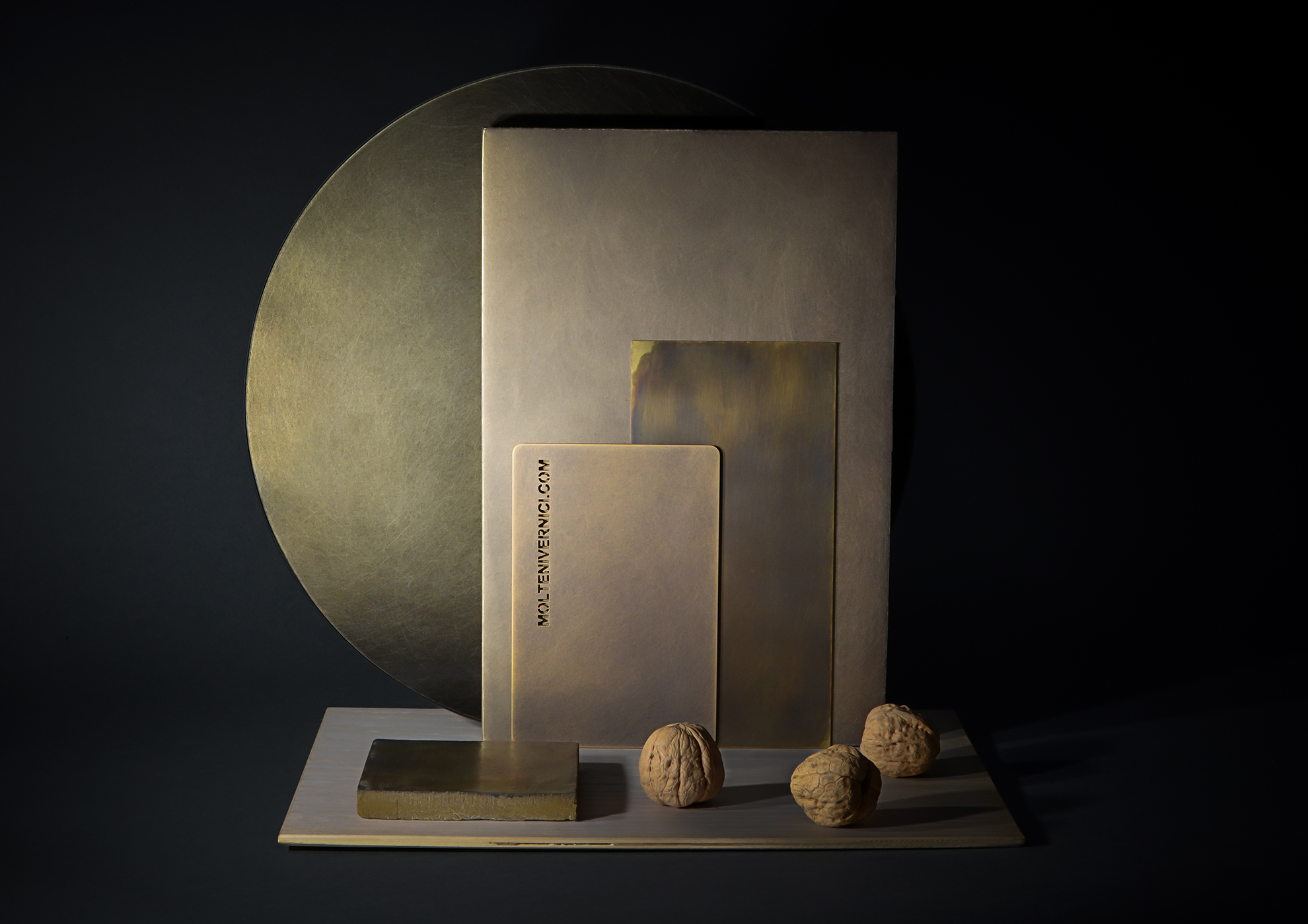 Composition MOLTENI-VERNICI avec plaques dorées et noix, peintures spéciales