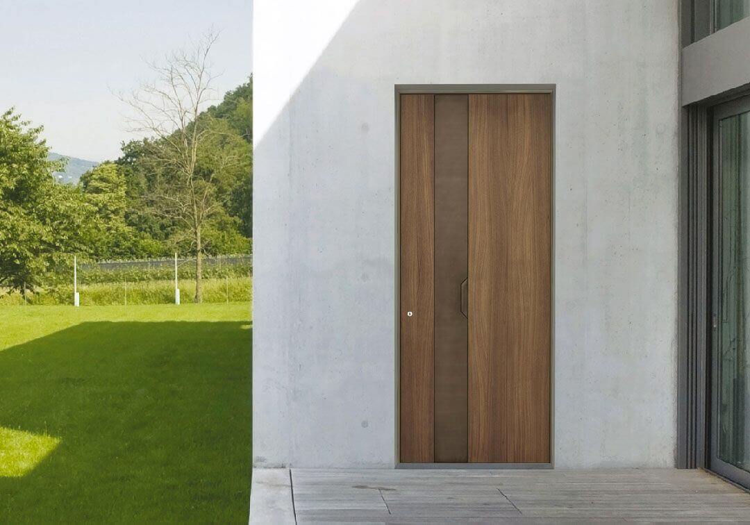 Puerta de madera moderna con MOLTENI VERNICI, pinturas especiales en fachada