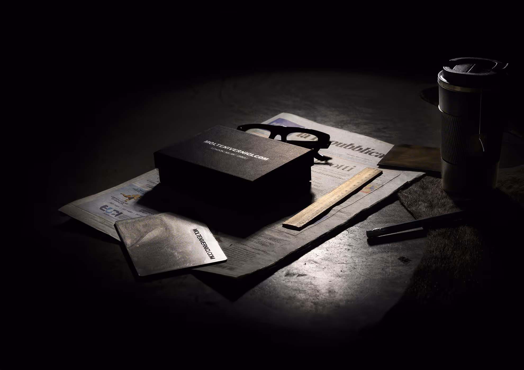 Scrivania con materiali MOLTENI, articoli di VERNICI e accessori da lavoro