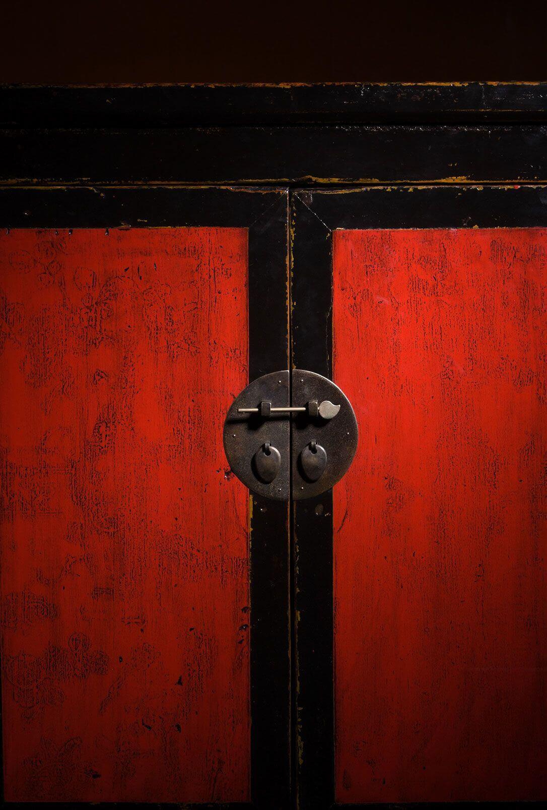 Puerta roja vintage con cerradura metálica, pinturas especiales MOLTENI-VERNICI