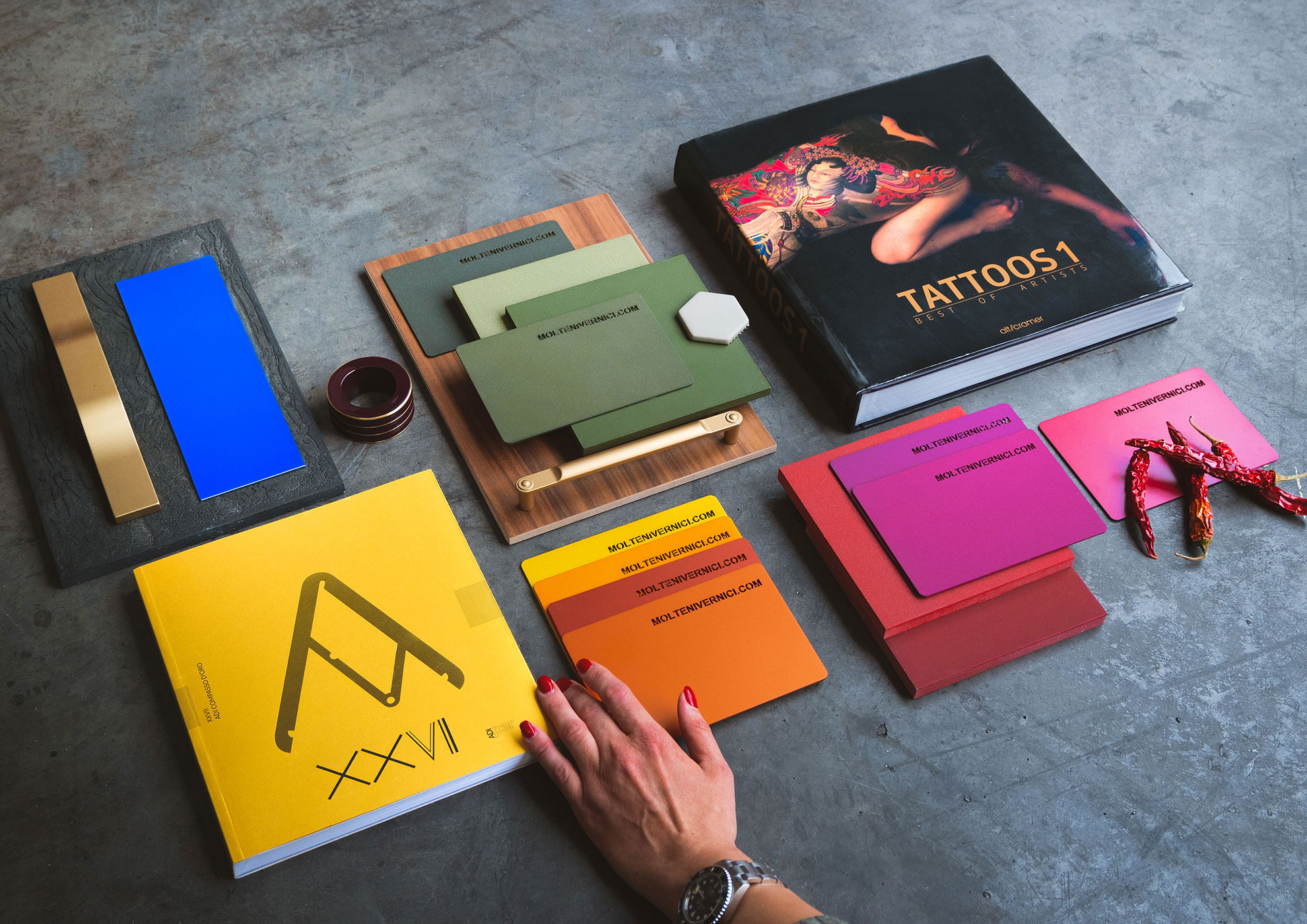 MOLTENI-VERNICI Speziallacke: Farbpalette mit Büchern und Farbmustern