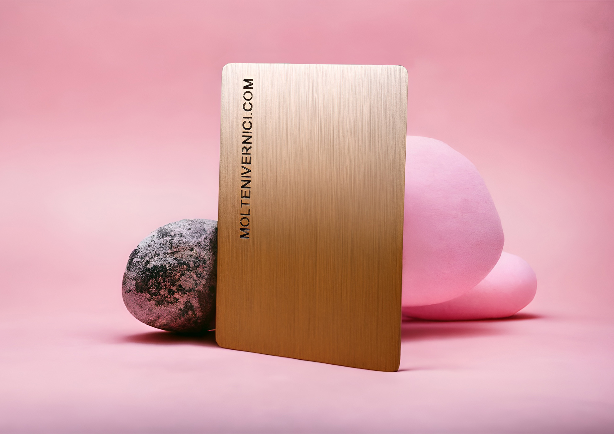MOLTENI-VERNICI présente ses peintures spéciales sur fond rose élégant