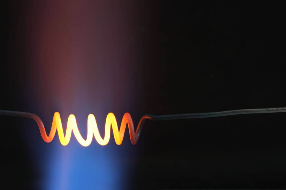 MOLTENI-VERNICI: llama espiral de gas con pinturas especiales ardiendo intensamente