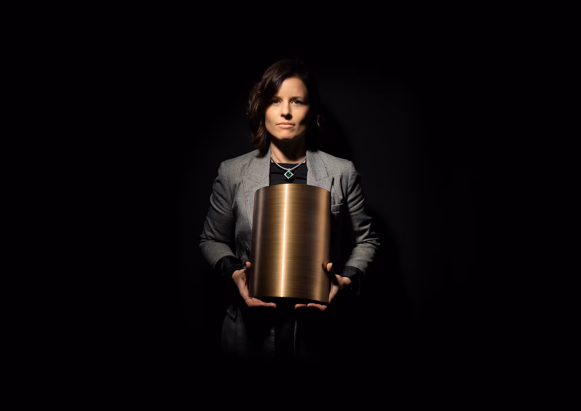 MOLTENI-VERNICI: acabados especiales con cilindro metálico dorado elegante