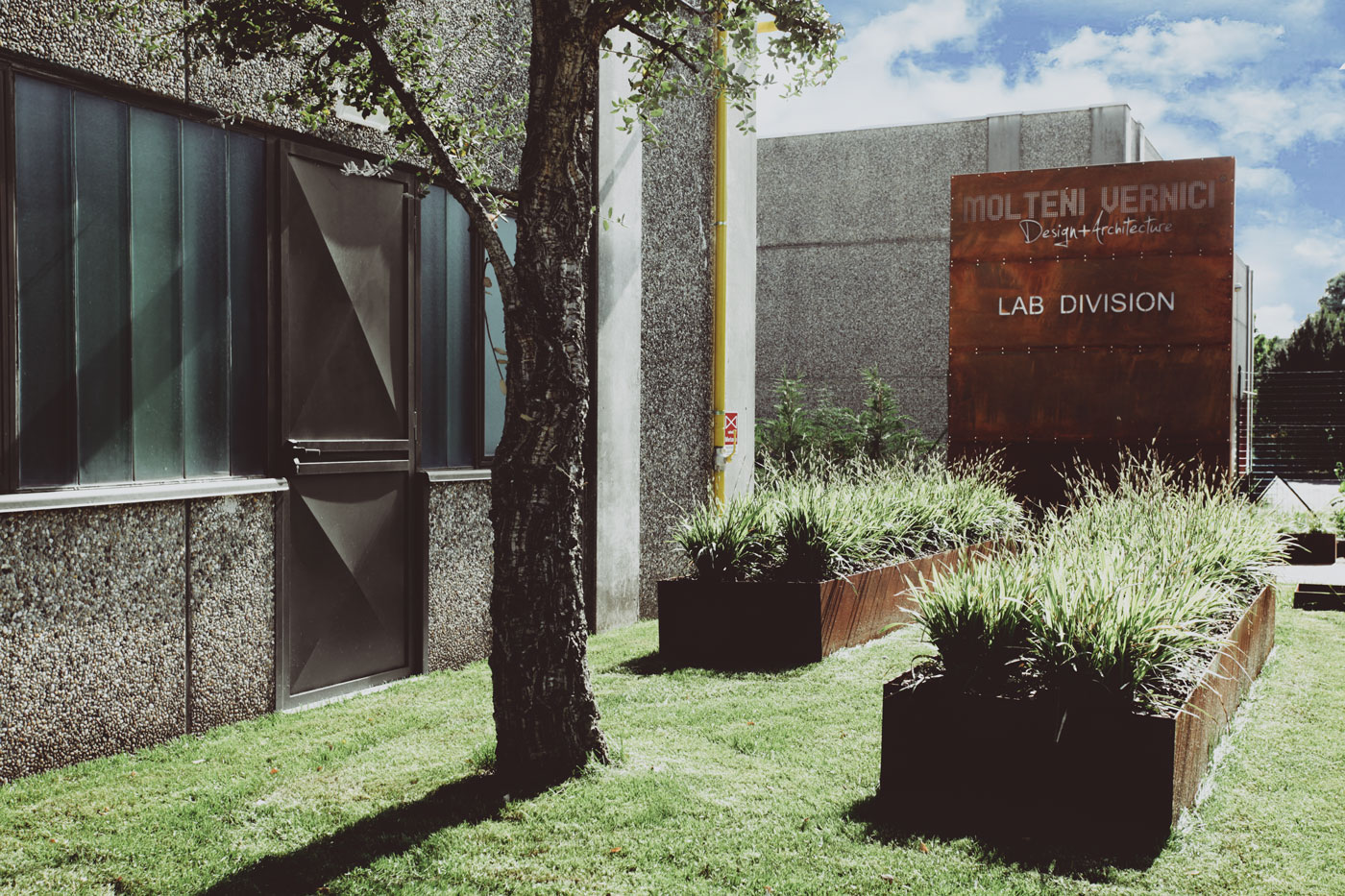 Bâtiment MOLTENI-VERNICI avec division laboratoire, peintures spéciales modernes