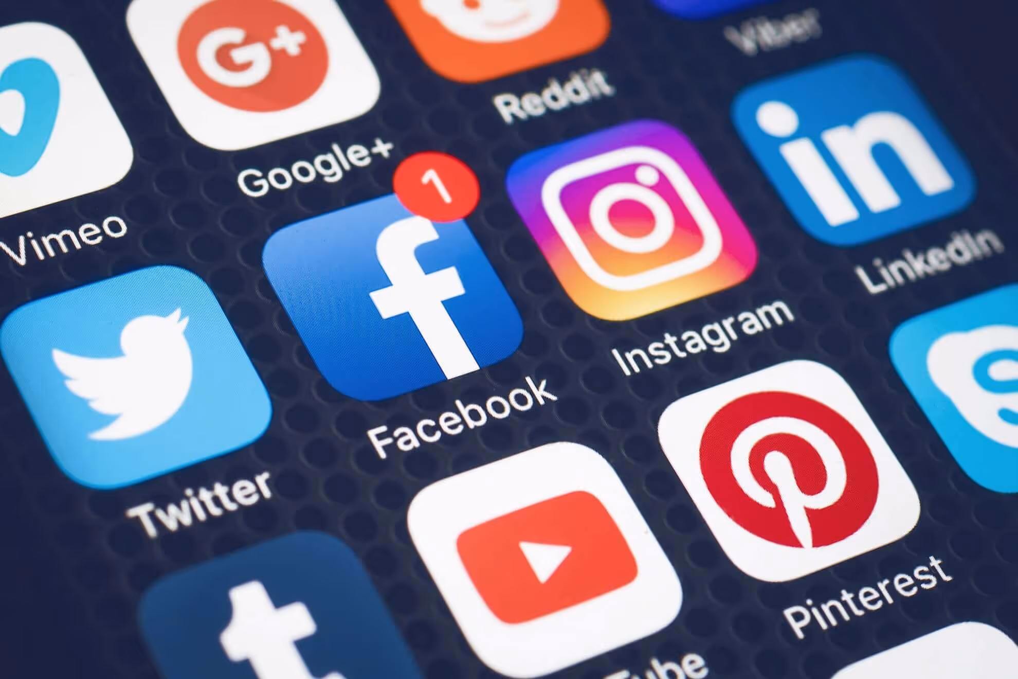 Icone dei social media MOLTENI VERNICI su sfondo scuro con notifica