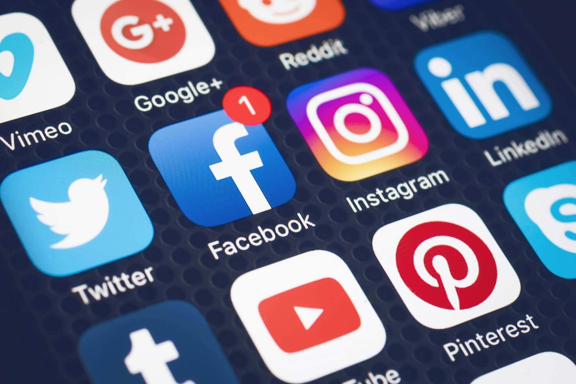 BE READY FOR LUXURY, BE SOCIAL
