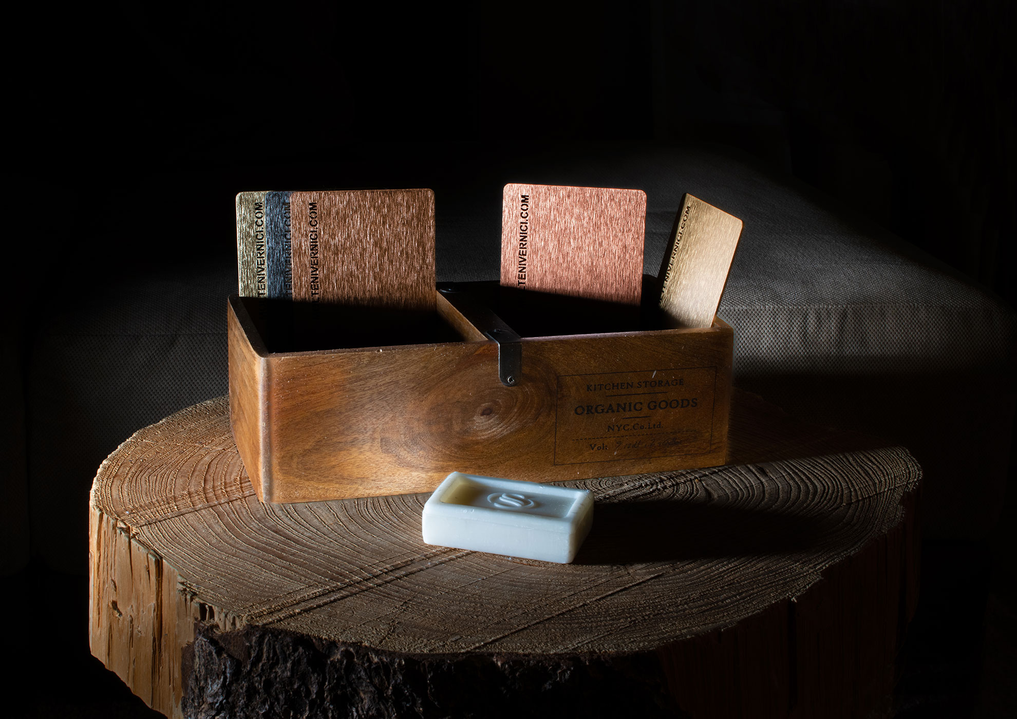 Échantillons de MOLTENI-VERNICI, finitions design sur bois artisanal
