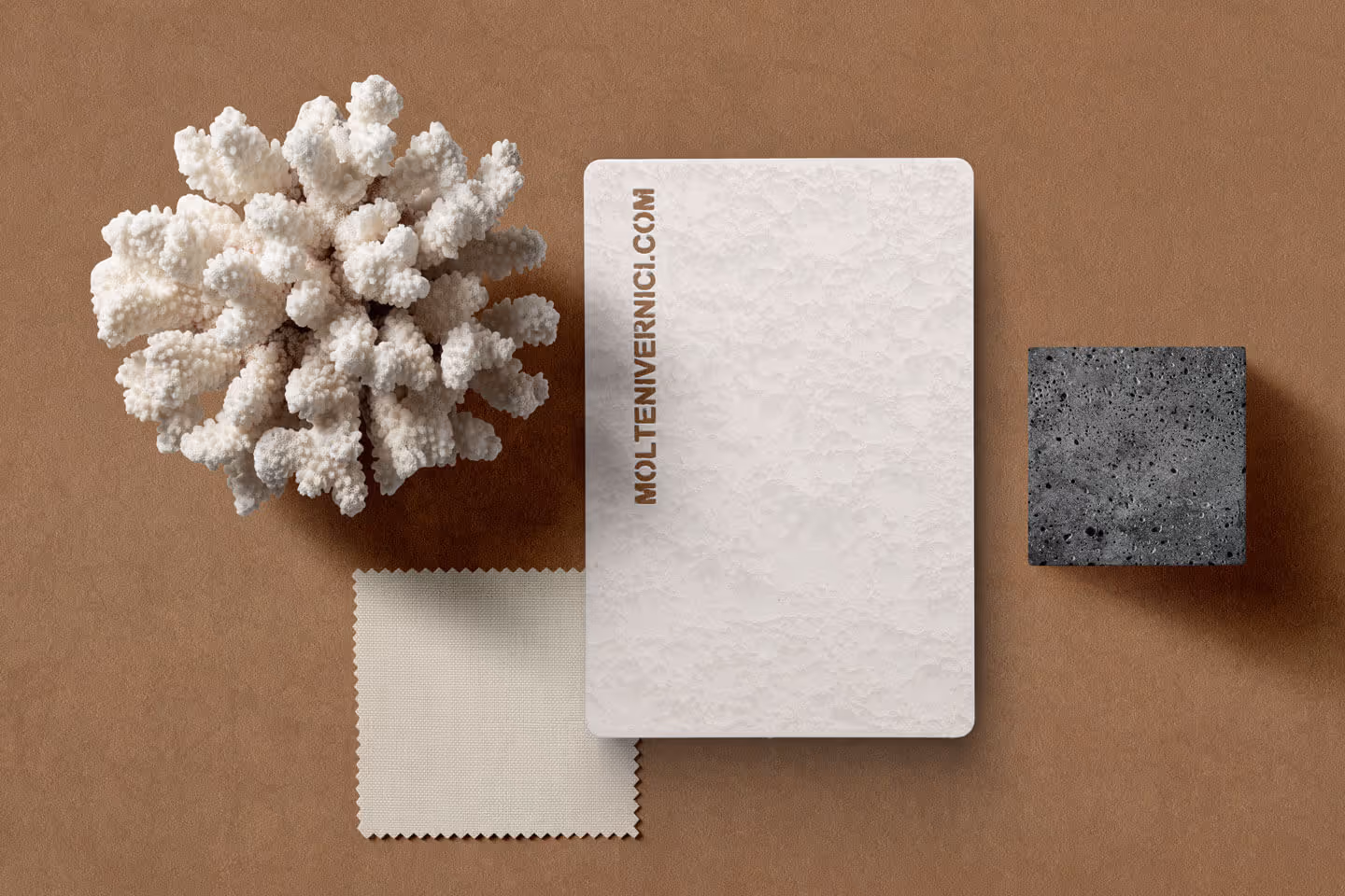 Campioni di MOLTENI, VERNICI e materiali su sfondo marrone neutro