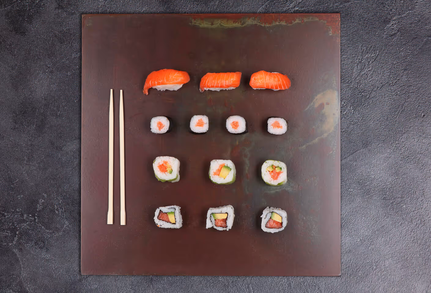 Sushi artisticamente disposti con MOLTENI, VERNICI su tavola marrone scura