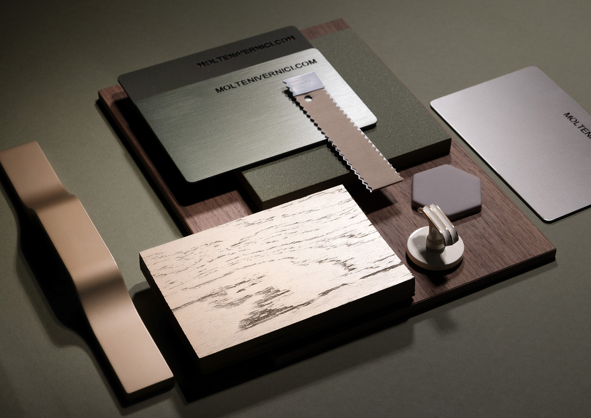 Échantillons MOLTENI-VERNICI présentant différentes finitions, design élégant