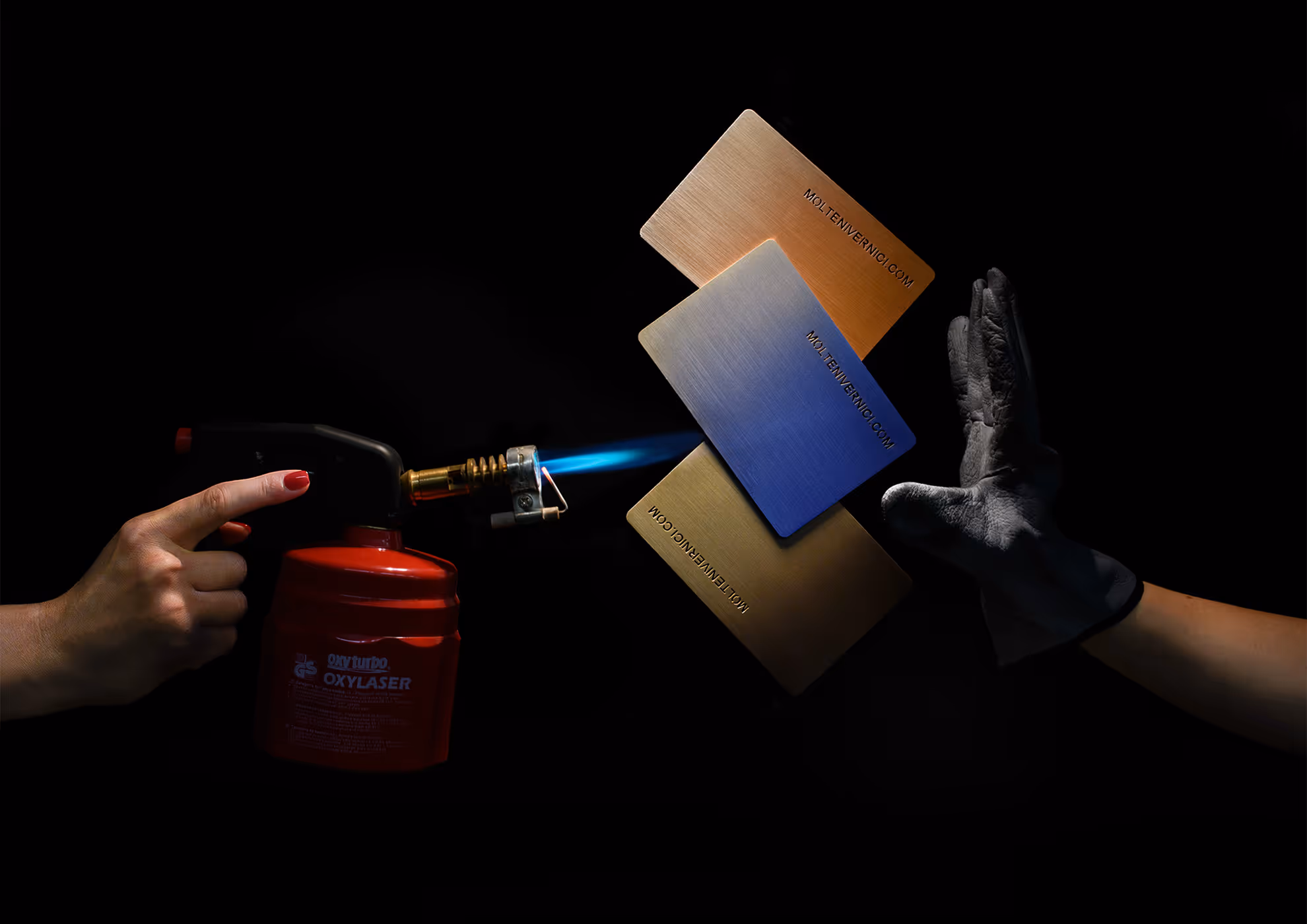 Molteni vernici: campioni di colore con fiamma di saldatura e mano