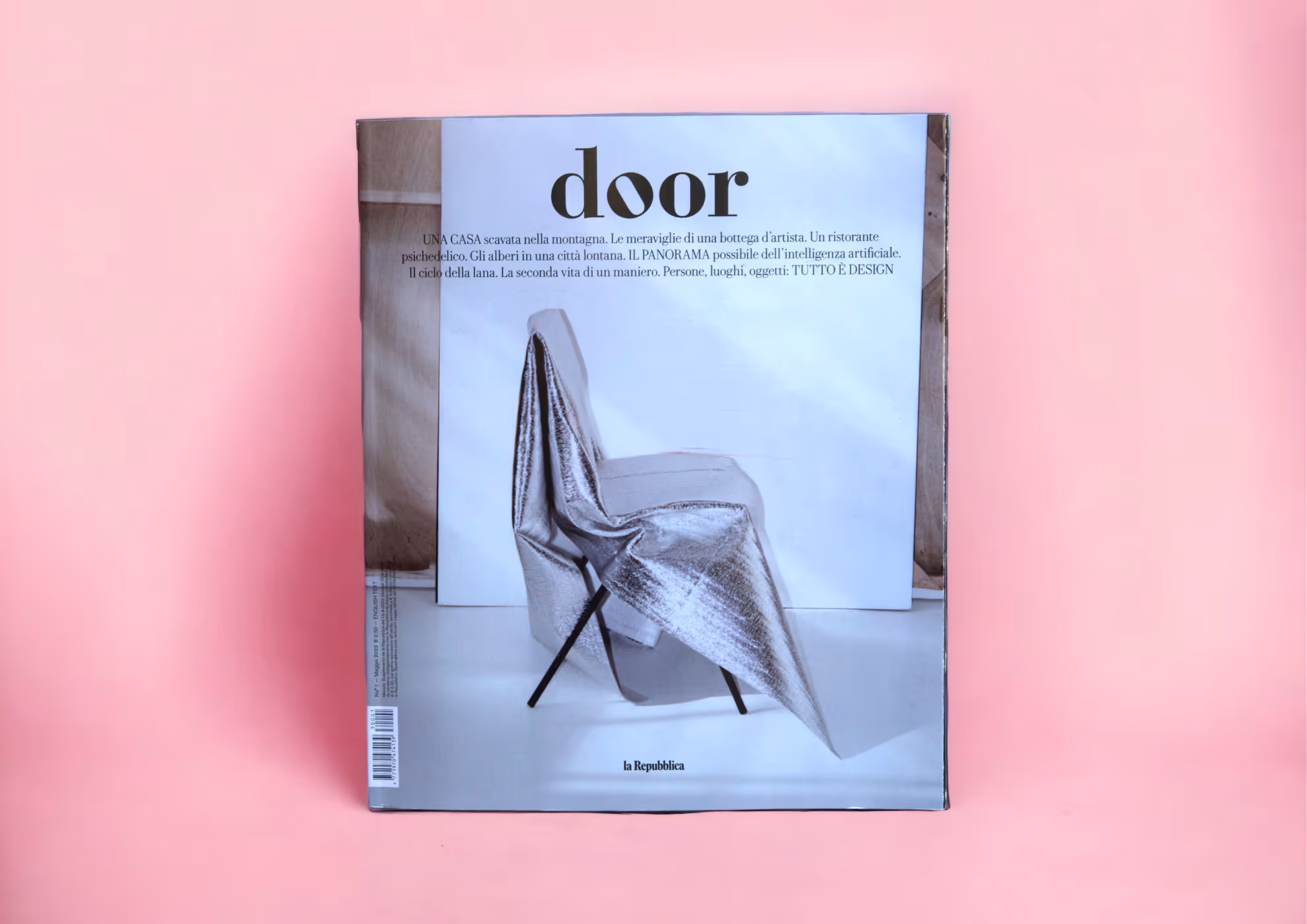 Rivista Door con sedia metallica, molteni vernici design su sfondo rosa