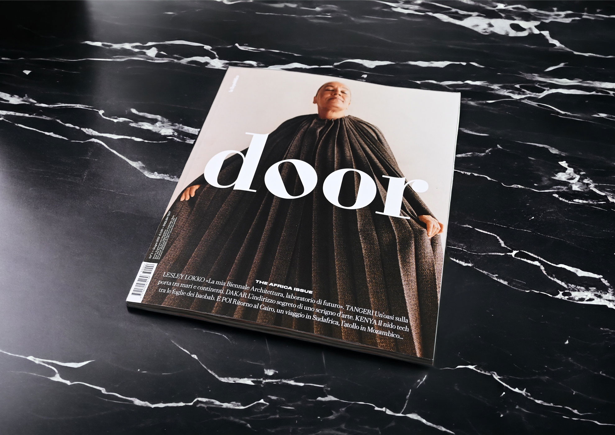 MOLTENI-VERNICI Magazin "door" mit gestyltem Model auf Marmor-Effekt, Lack