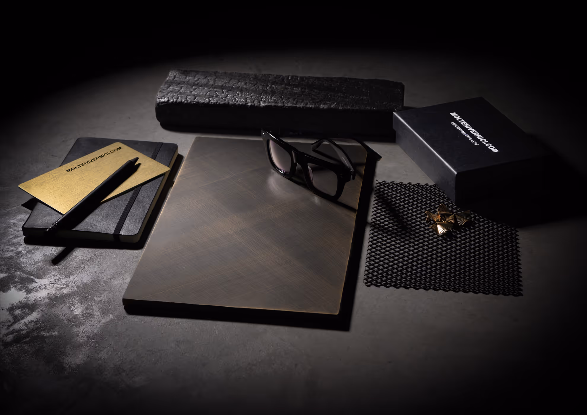 Molteni Vernici: elegante composizione di cancelleria e accessori di design